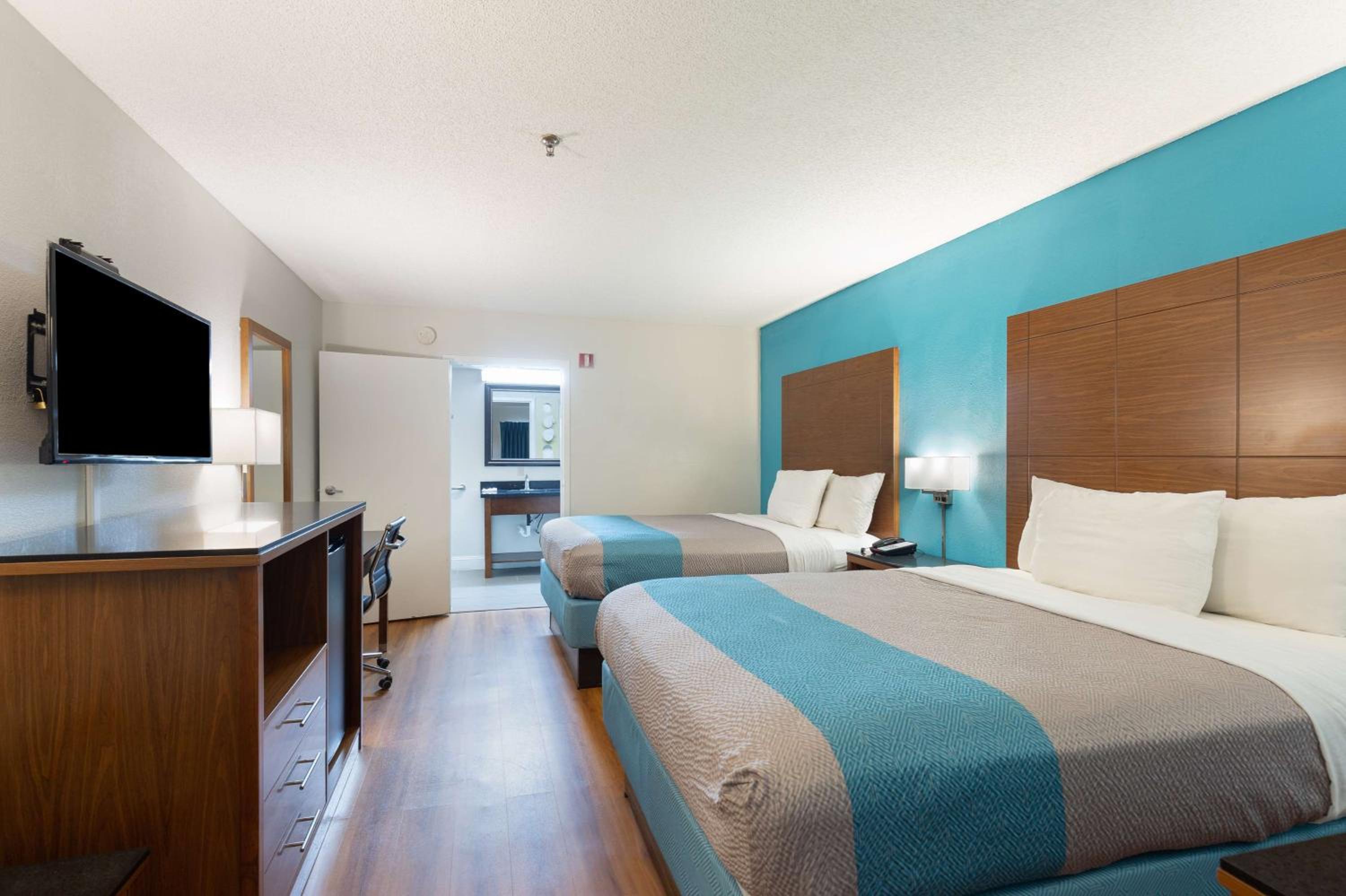 Deluxe Queen Room with Two Queen Beds - Non-Smoking - Photo 2