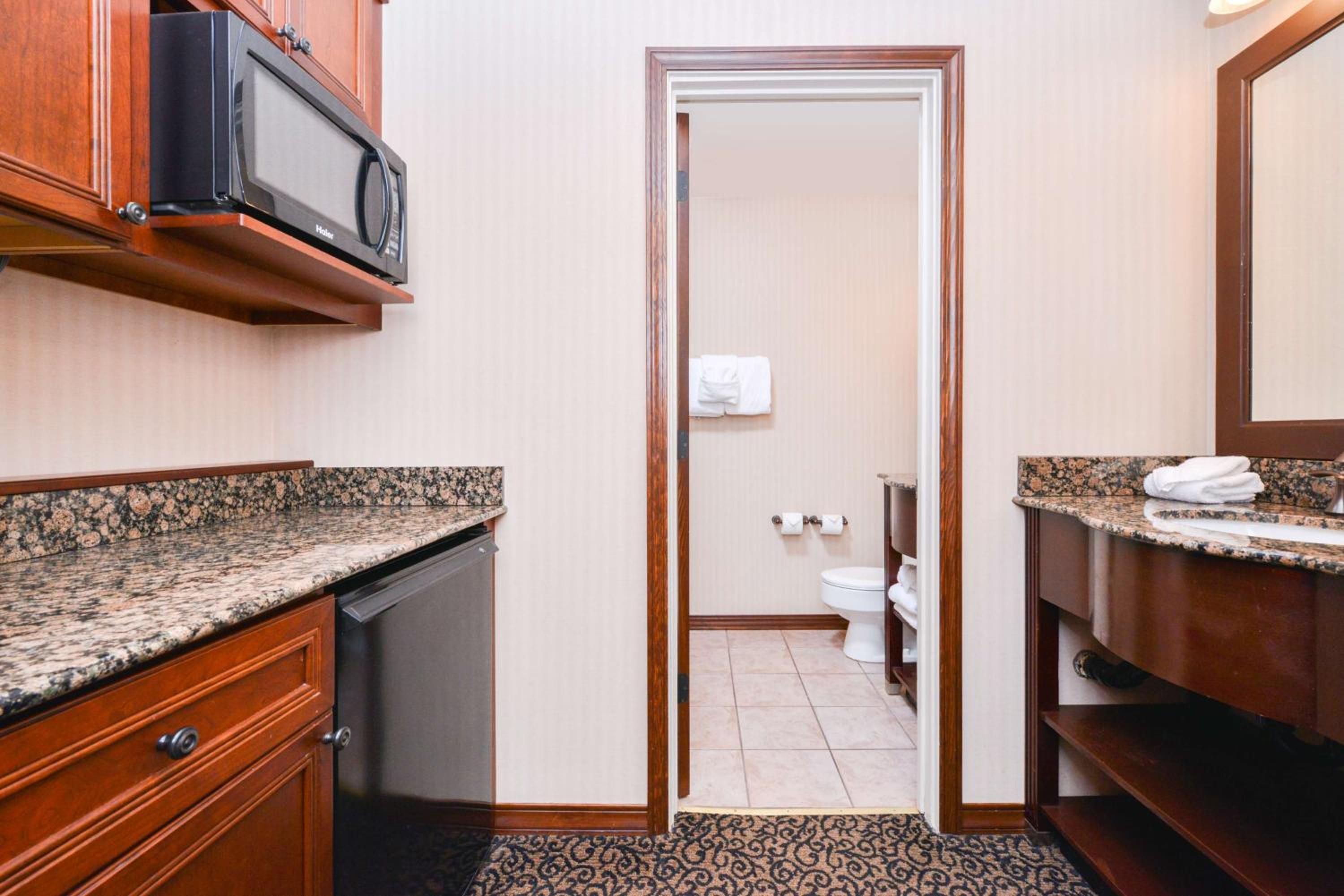 Deluxe Queen Room With Two Queen Beds - Lake View - Non Smoking photo 2