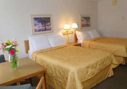 Queen Room with Two Queen Beds - Non-Smoking - Photo 2