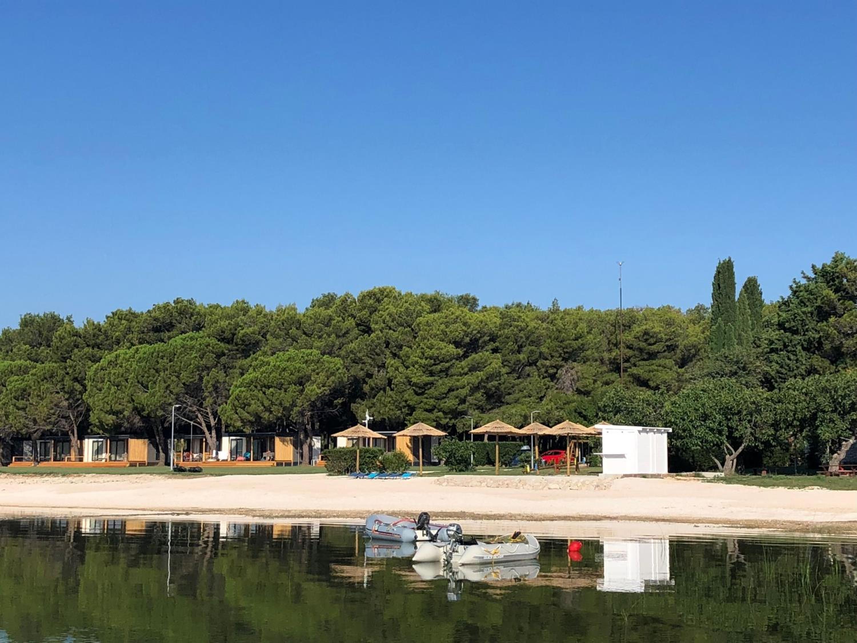 Deluxe Two-Bedroom Mobile Home with Terrace and Lake View - Photo 18