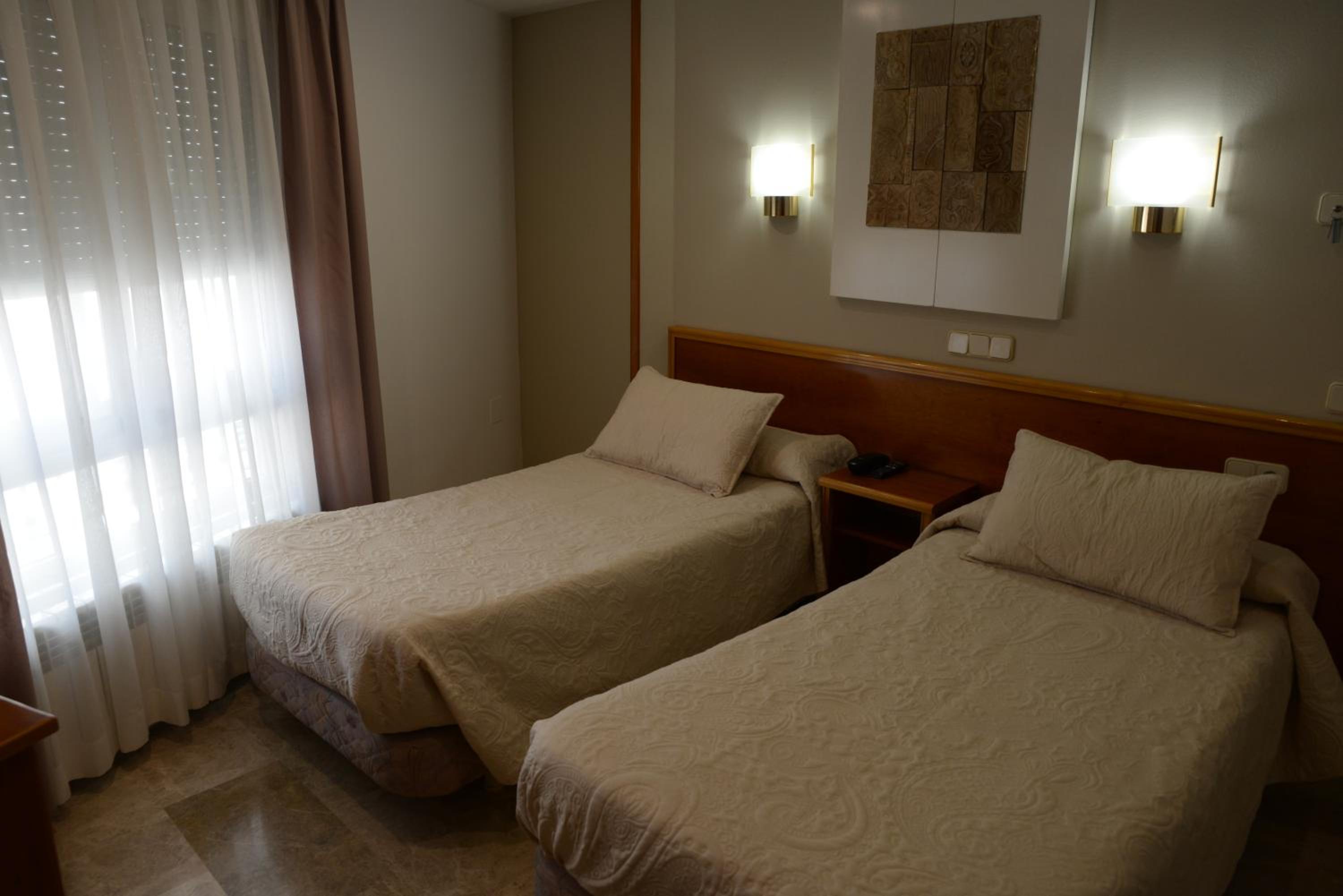 Twin Room - Photo 5