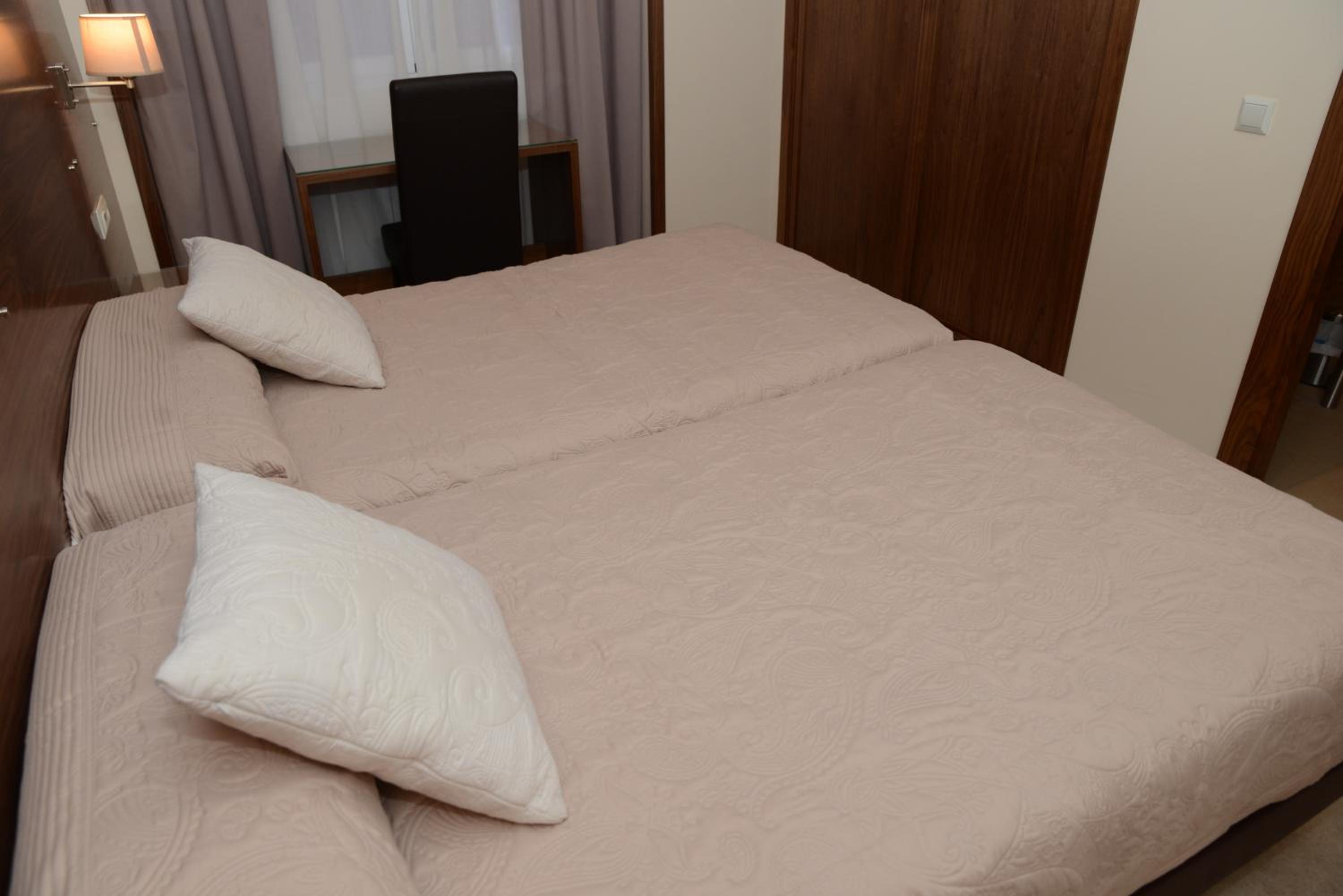 Twin Room - Photo 7