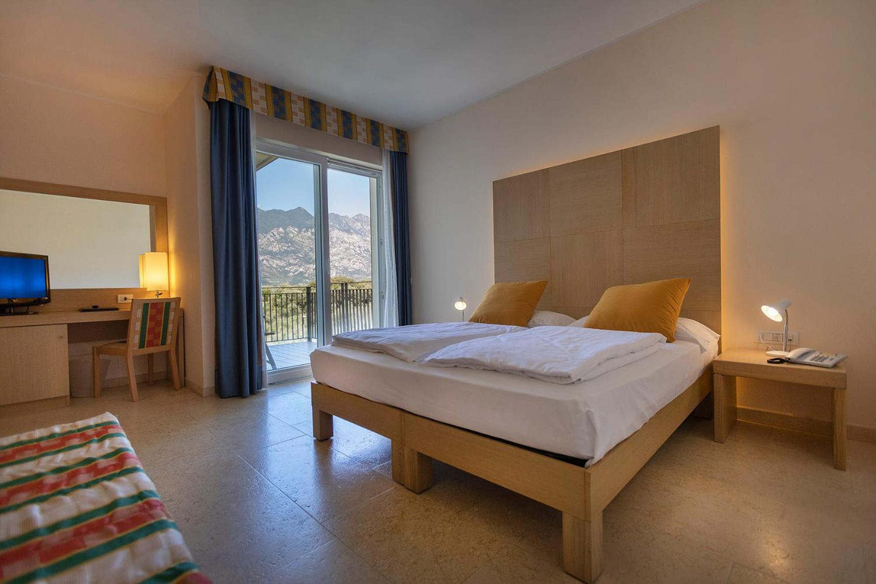Triple Room with Lake View - Photo 10