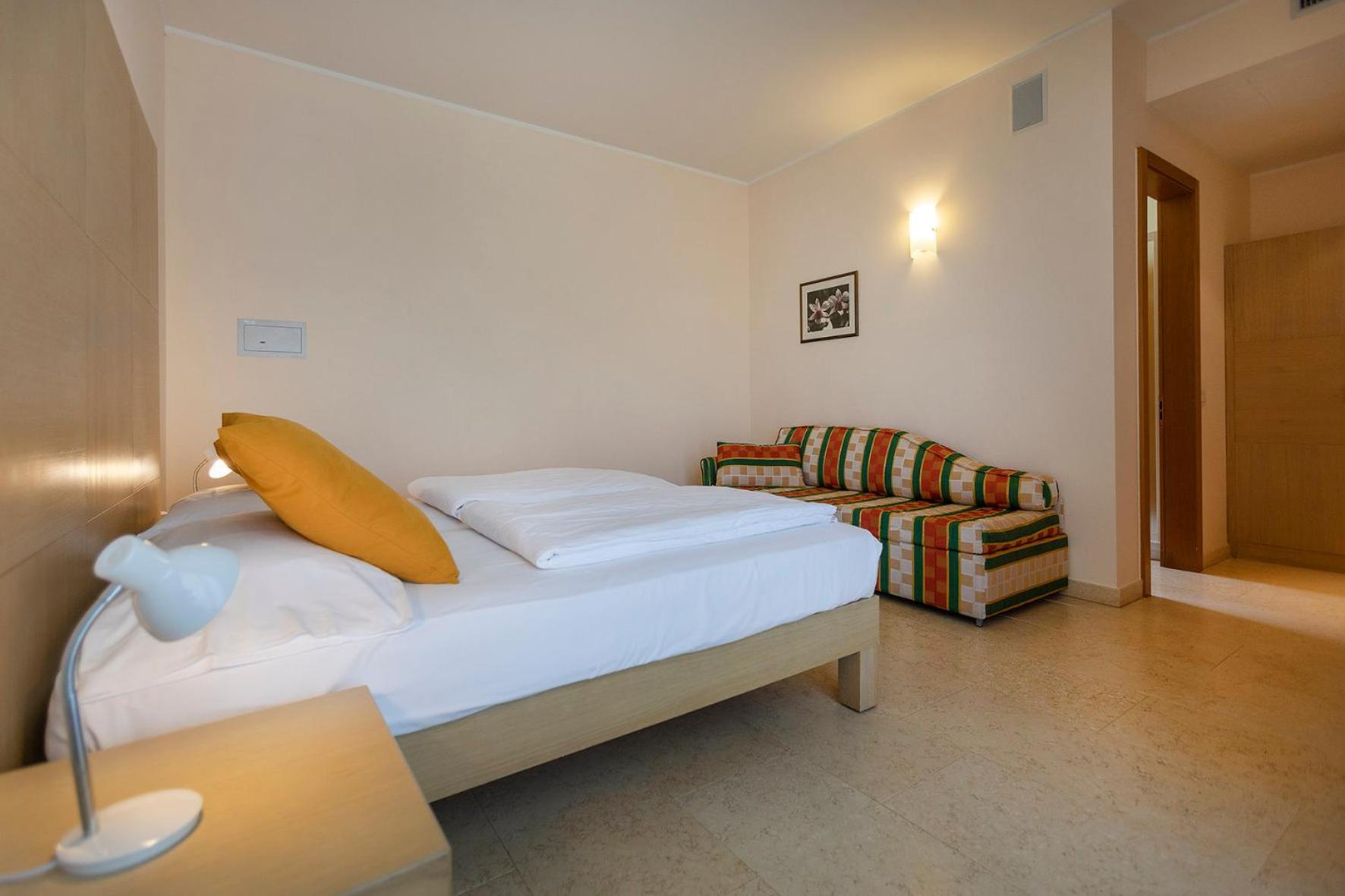 Triple Room with Lake View - Photo 22