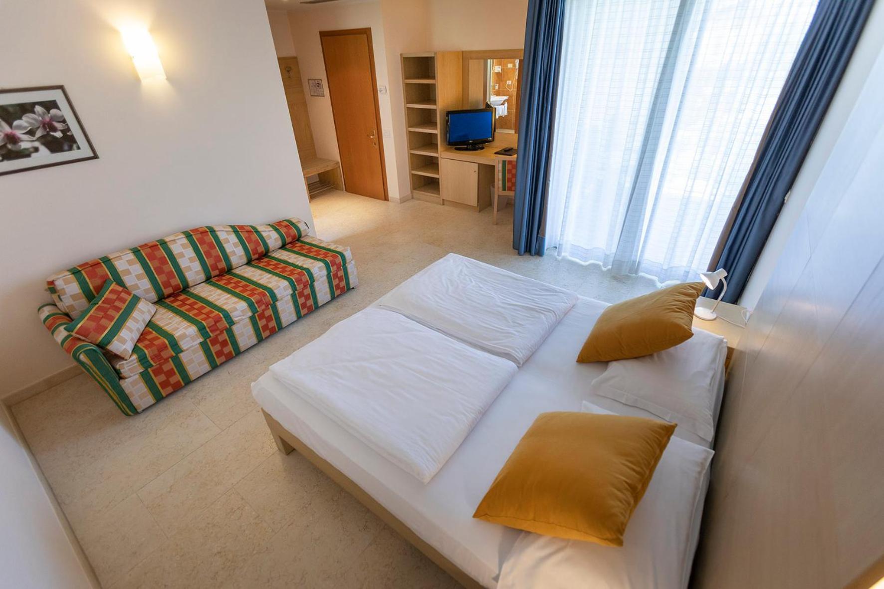 Triple Room with Lake View - Photo 4