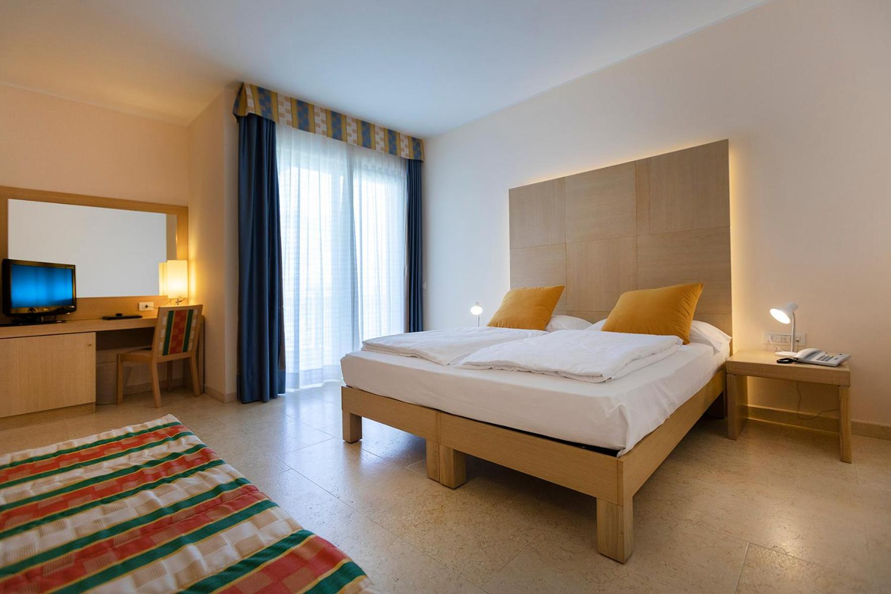 Triple Room with Lake View - Photo 21
