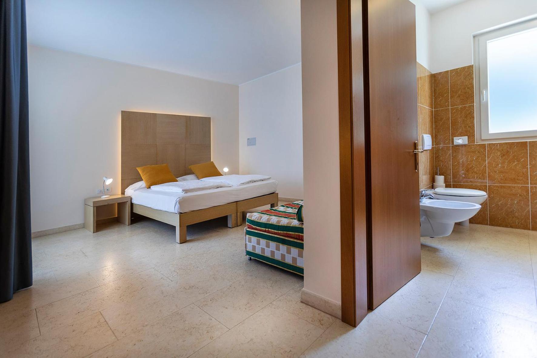 Triple Room with Lake View - Photo 18