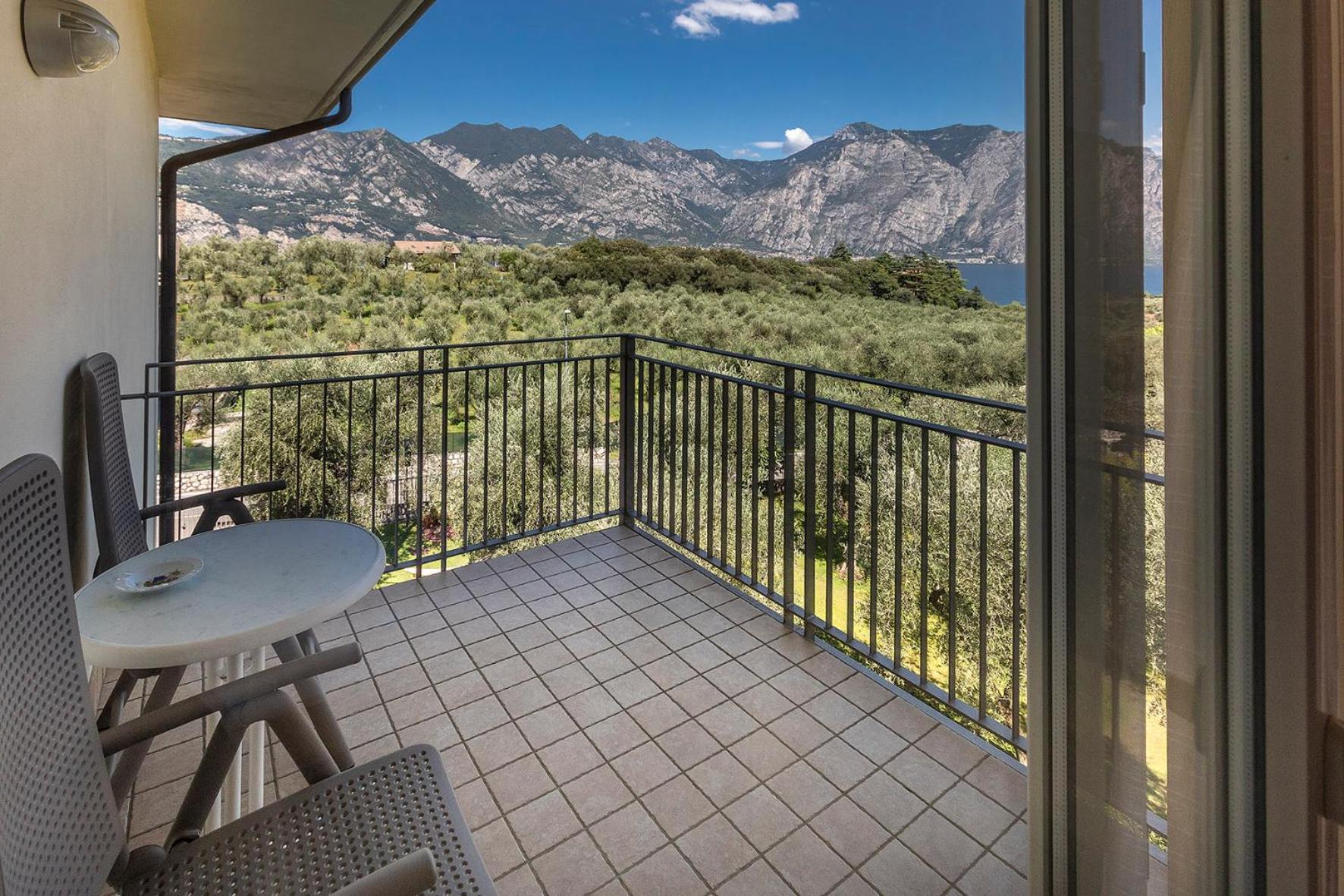 Triple Room with Lake View - Photo 31
