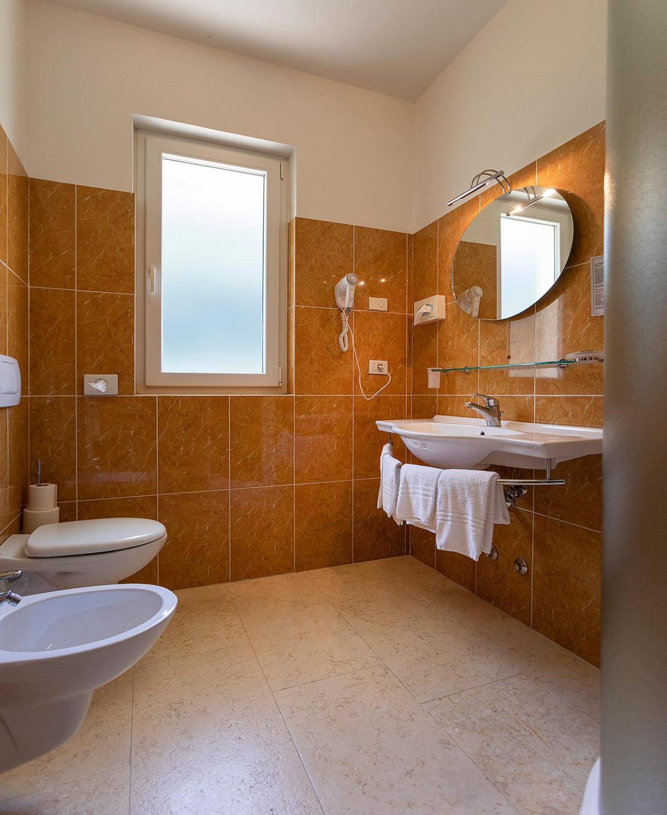 Triple Room with Lake View - Photo 14