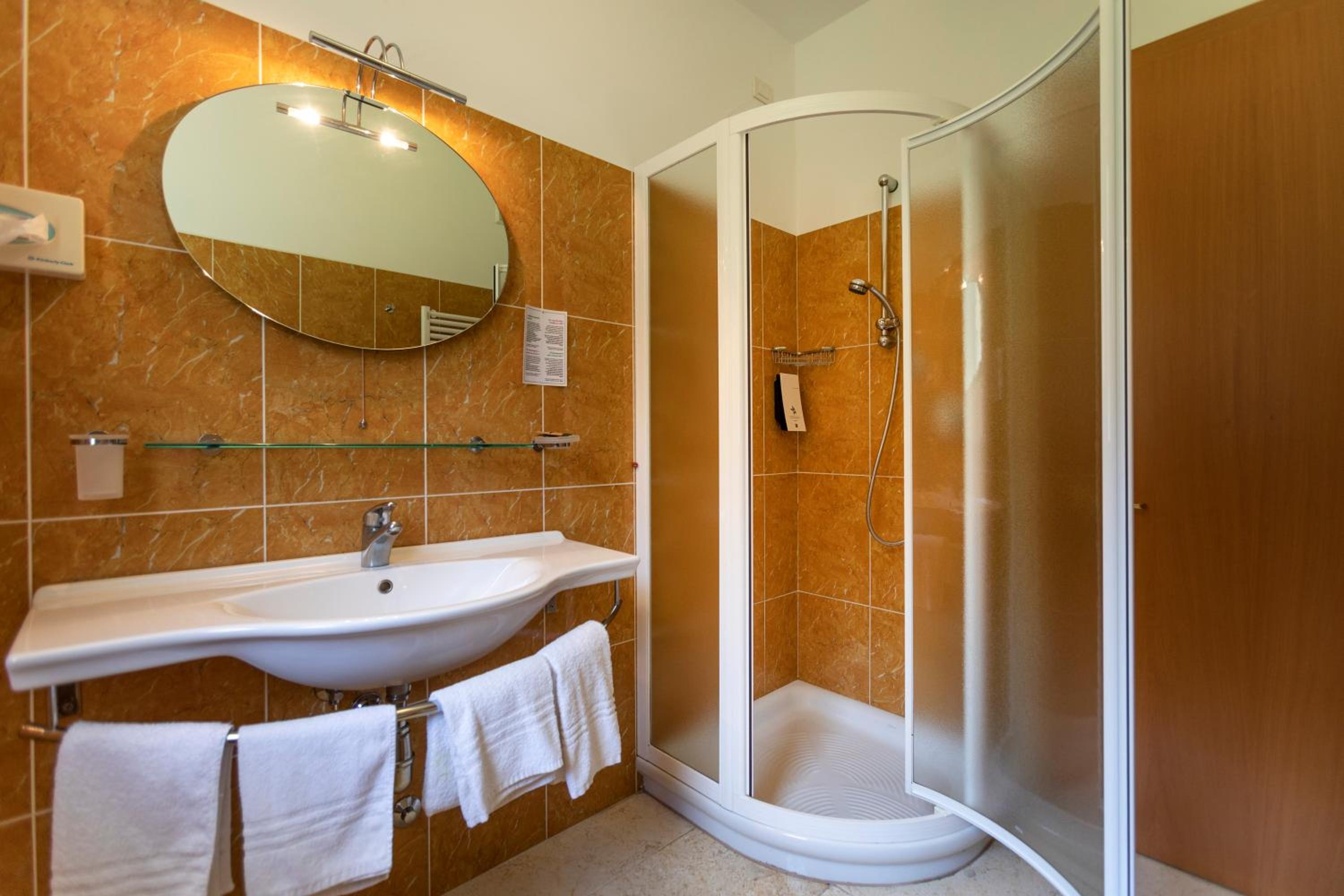 Triple Room with Lake View - Photo 13