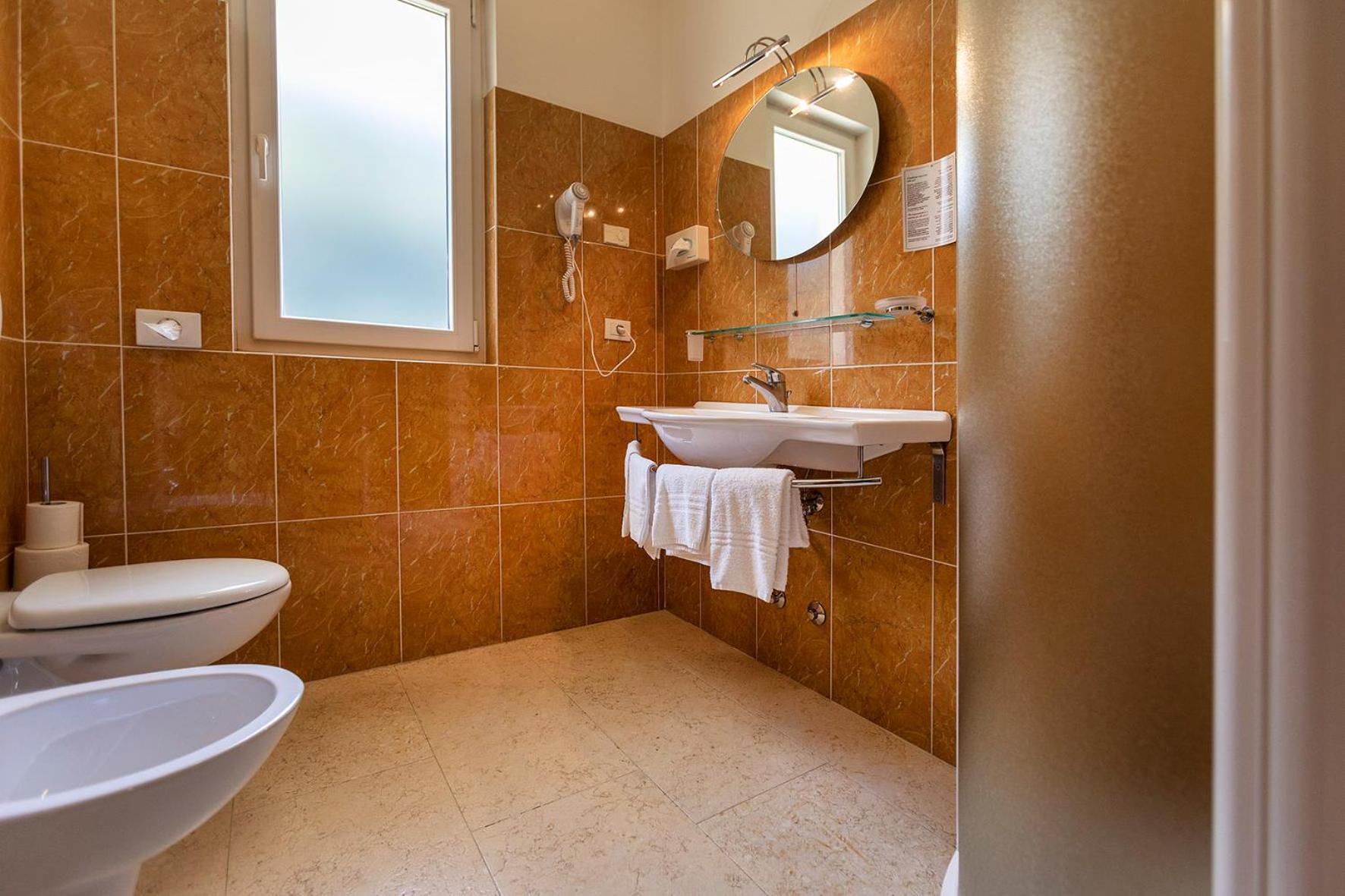 Triple Room with Lake View - Photo 16