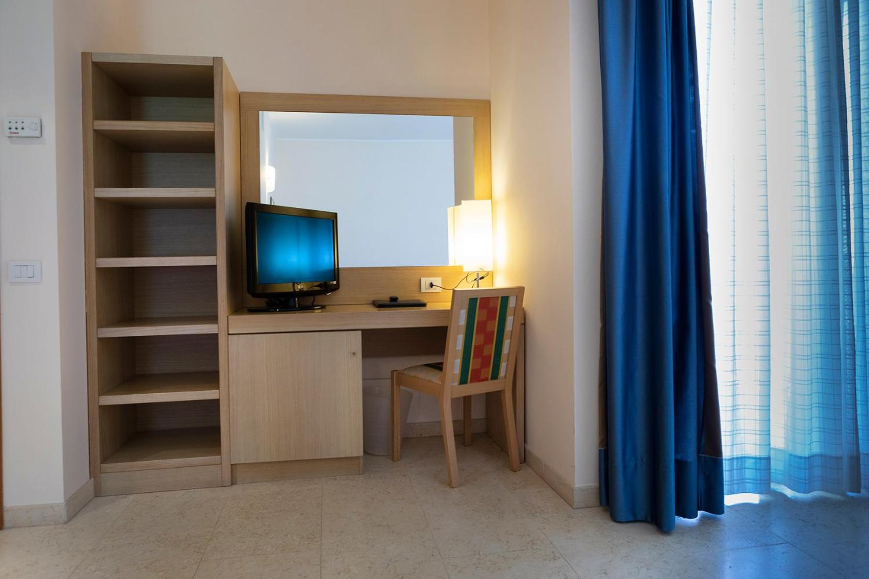 Triple Room with Lake View - Photo 6