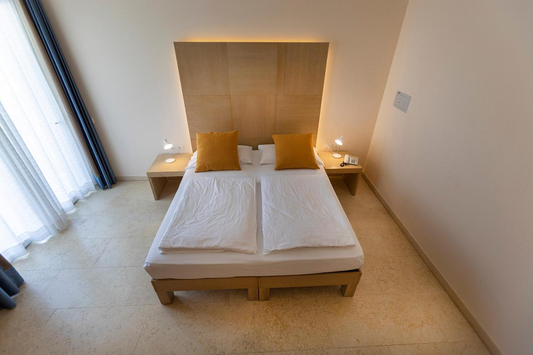 Triple Room with Lake View - Photo 12