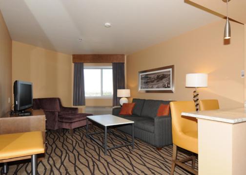 King Suite with Sofa Bed - Non-Smoking - Photo 4