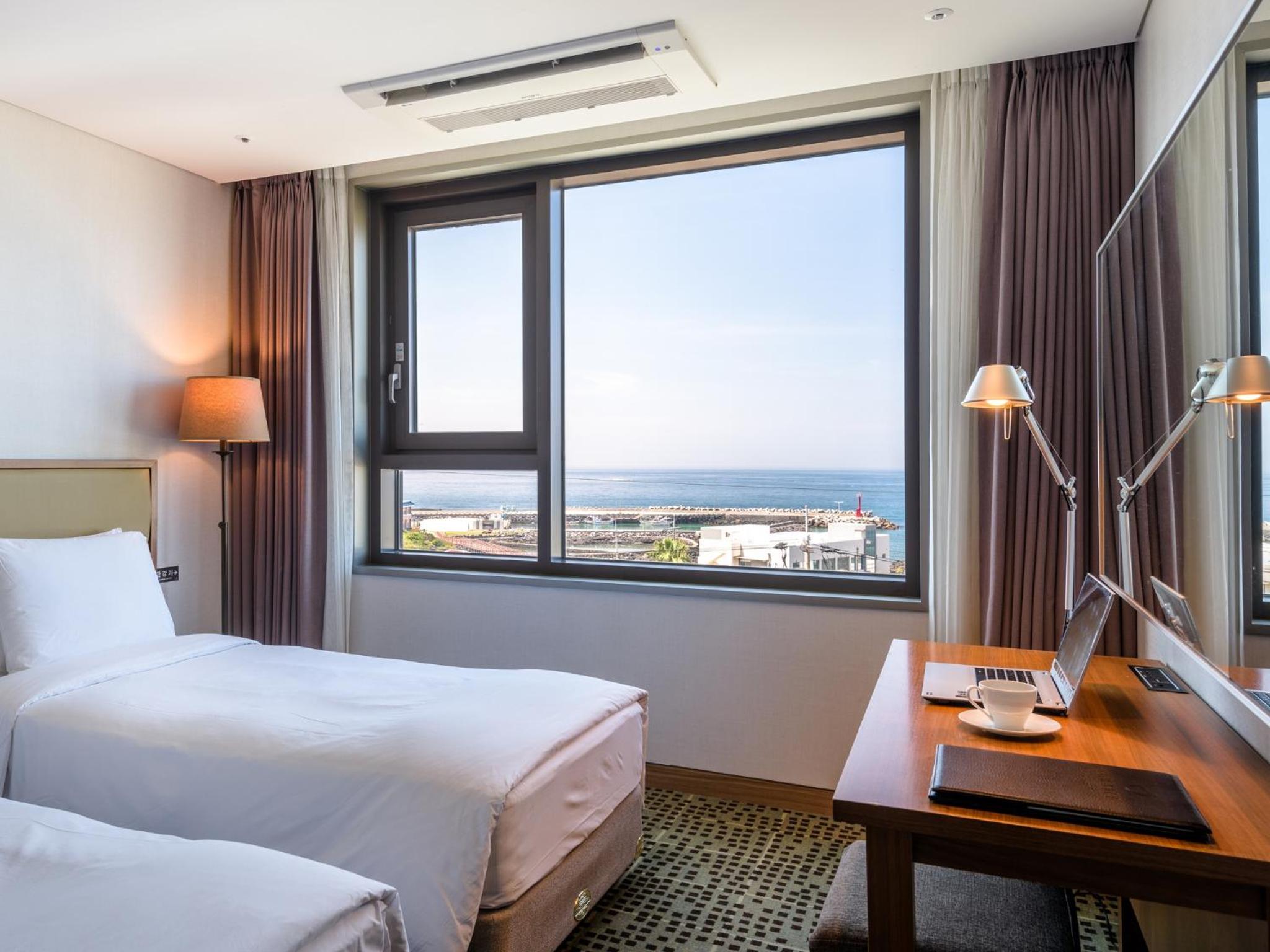 Family Deluxe Room with Sea View photo 2
