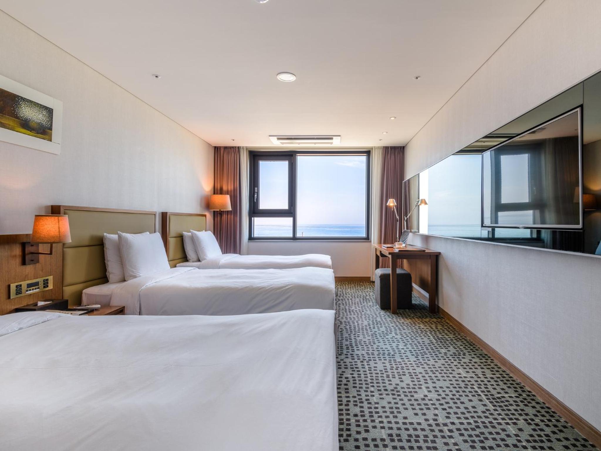 Family Deluxe Room with Sea View photo 3