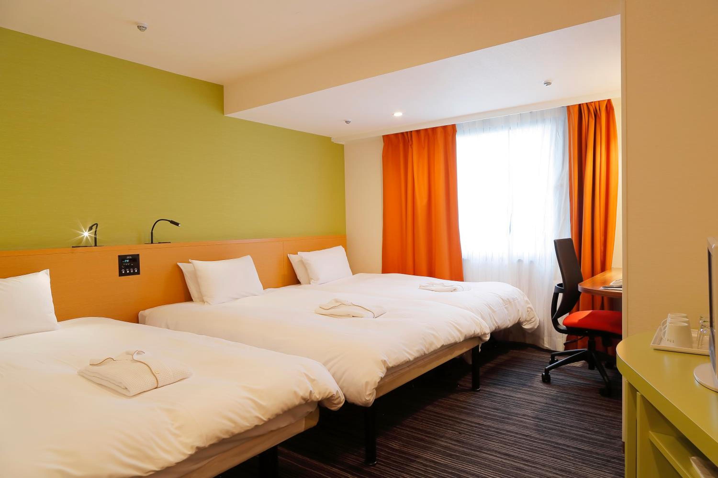 Deluxe Twin Room with Extra Bed and Shower (3 Adults) - Non-Smoking photo 3