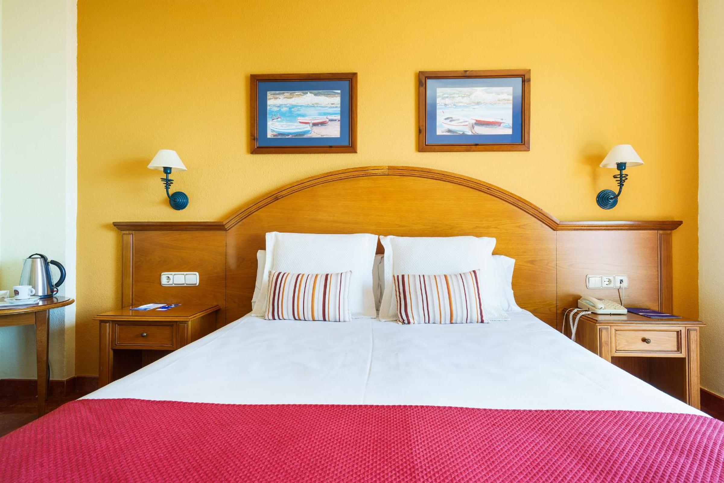 Double or Twin Room with Sea View - Photo 5