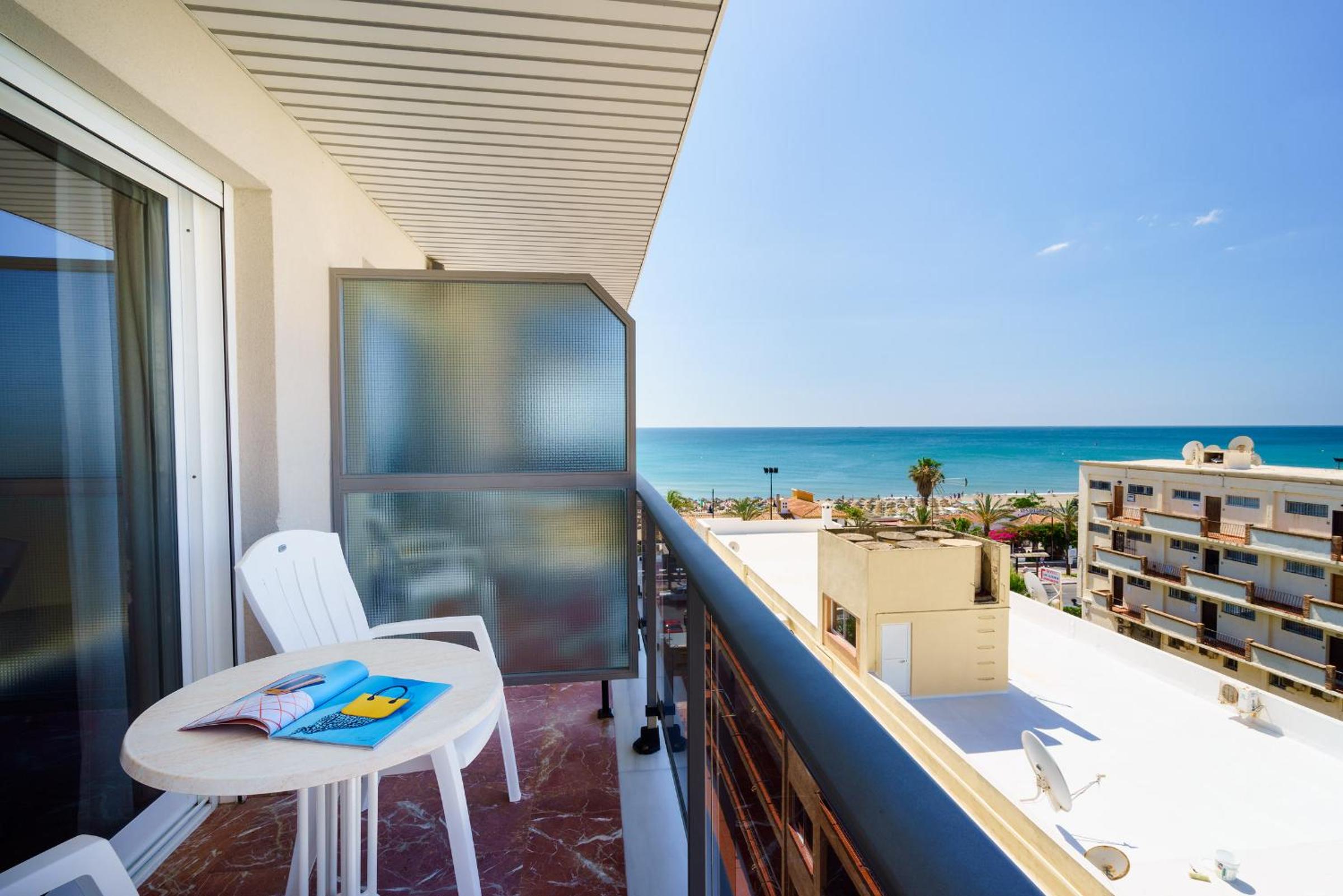 Double Room with Side Sea View - Photo 4
