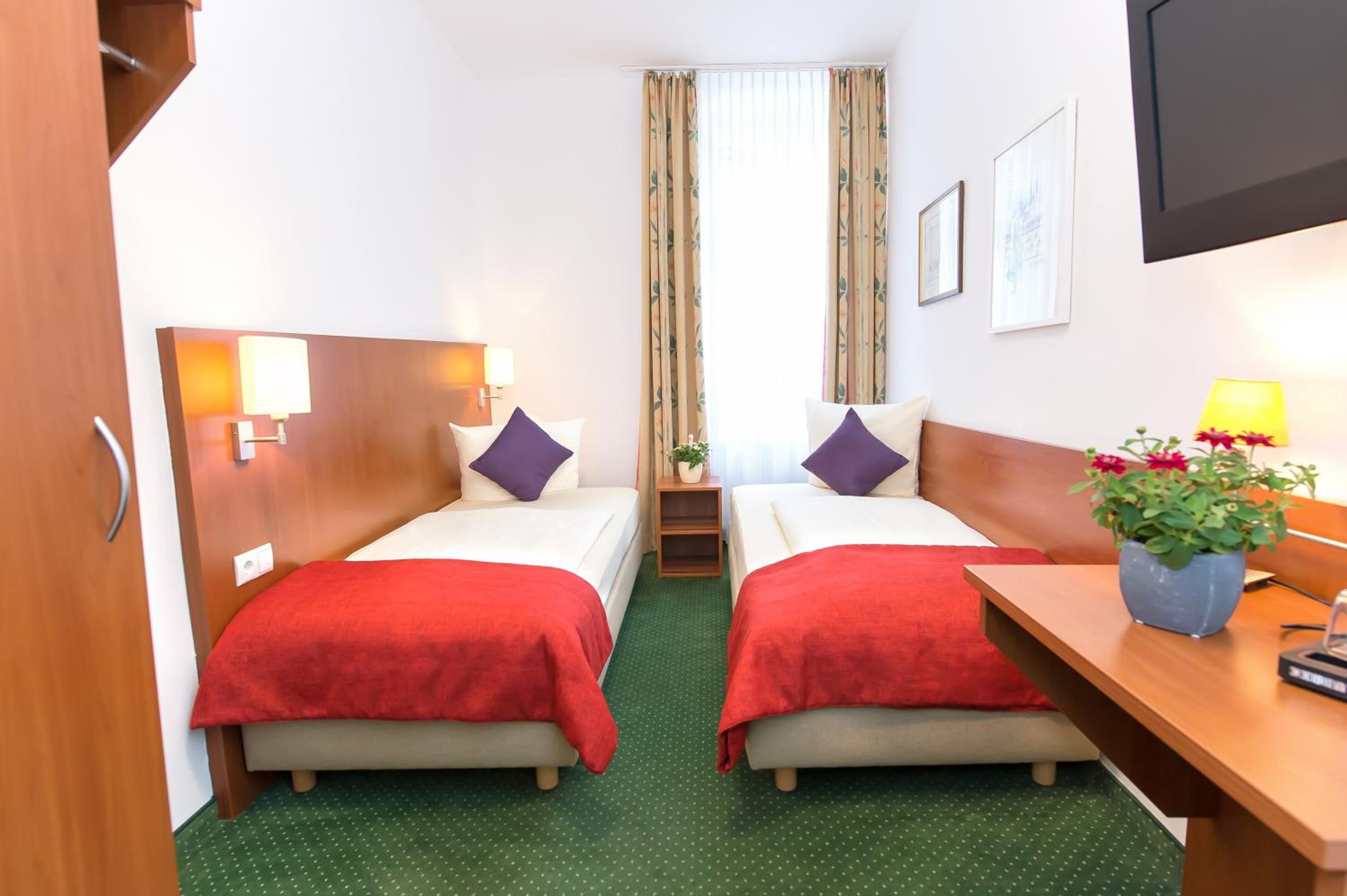 Small Twin Room photo 2
