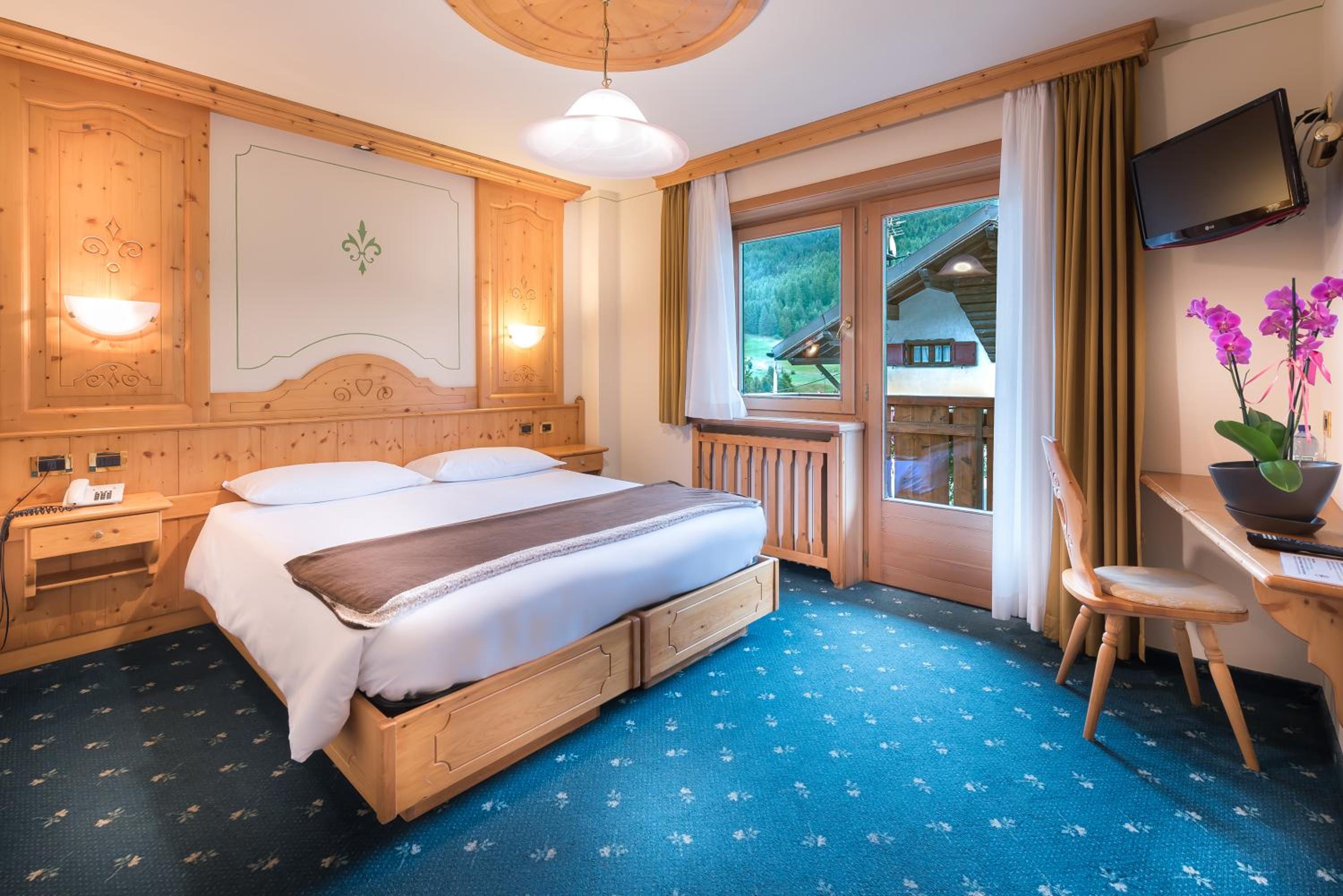 Double Or Twin Room With Balcony And Mountain View