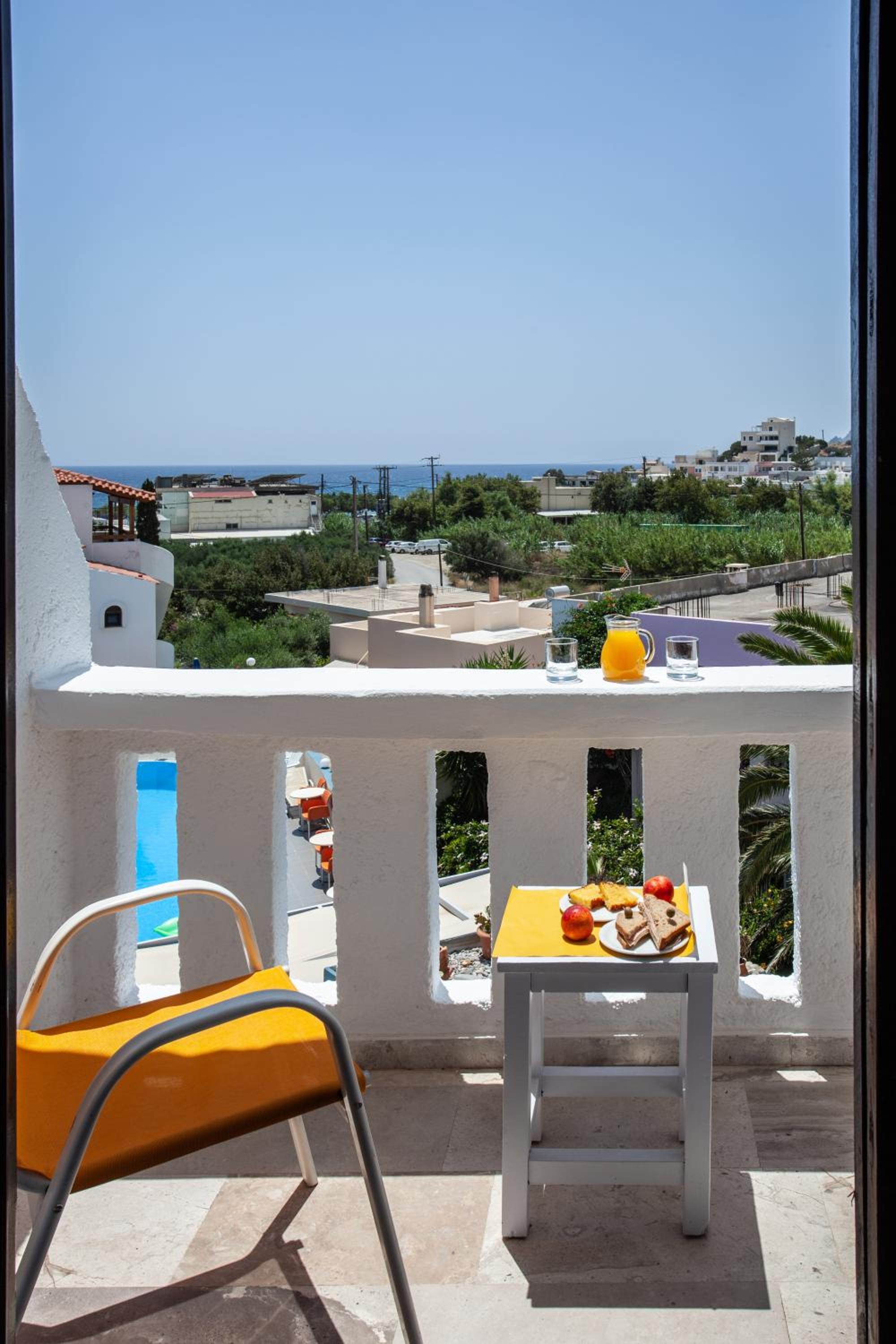 Standard Twin Room with Sea View - Photo 10
