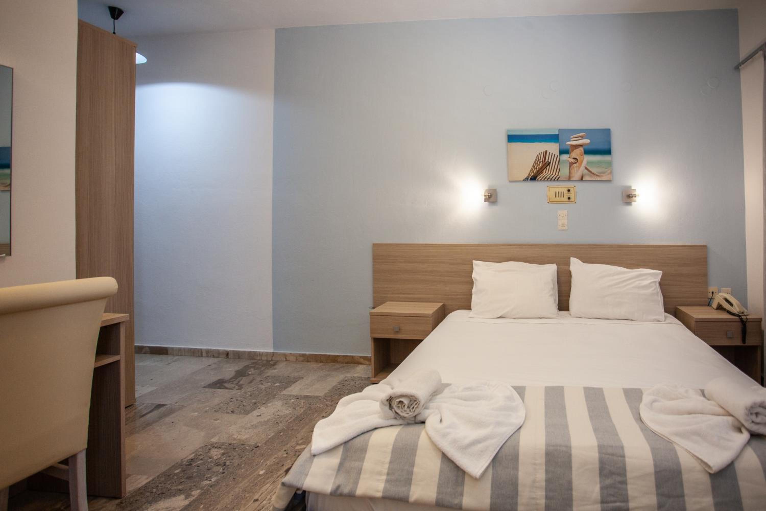 Standard Twin Room with Sea View - Photo 2