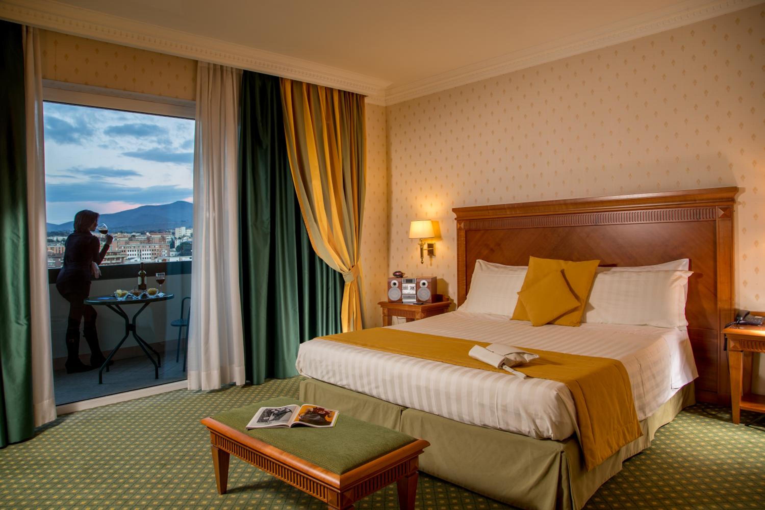 Deluxe King Room - Photo 2