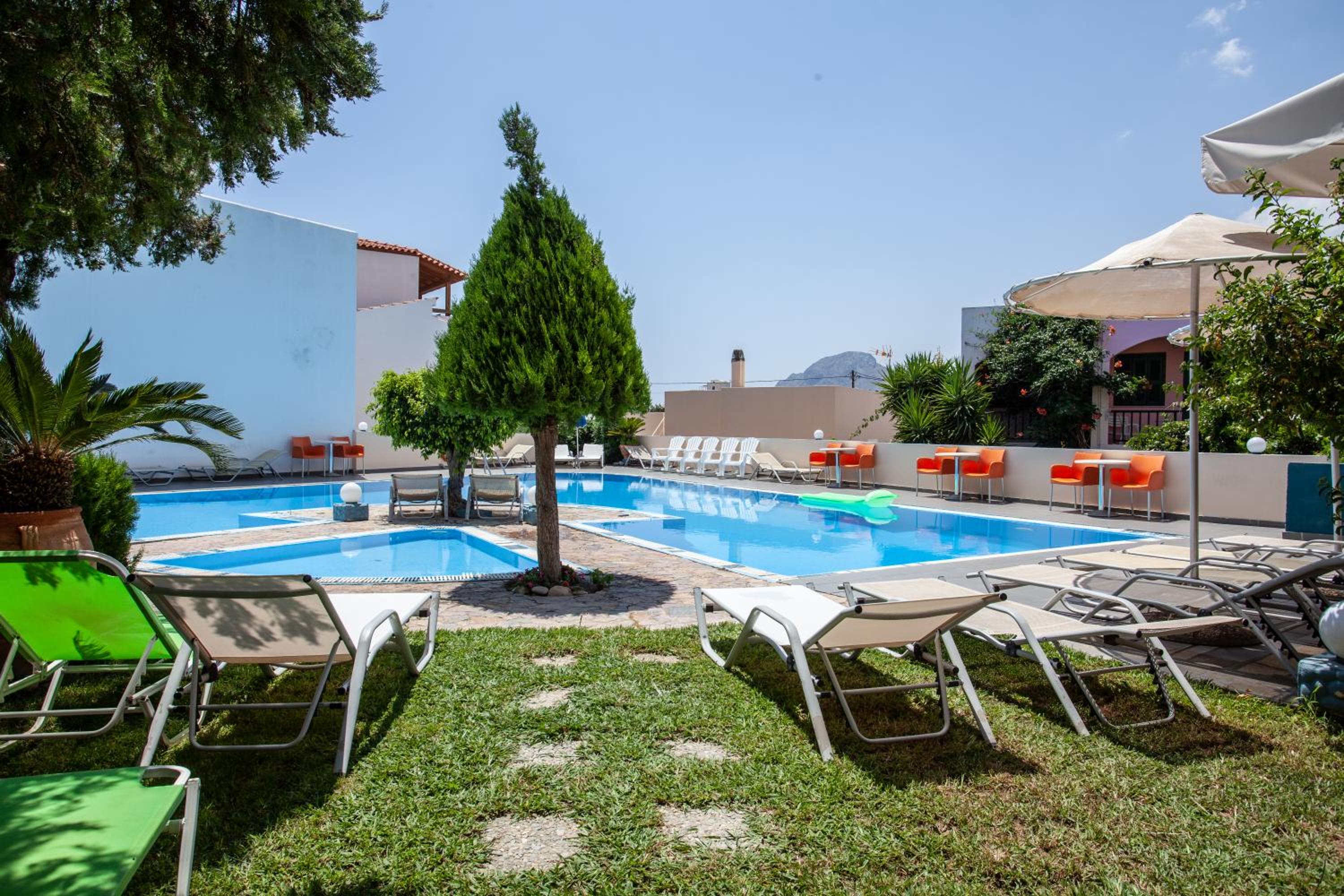 Double or Twin Room with Pool View - Photo 8