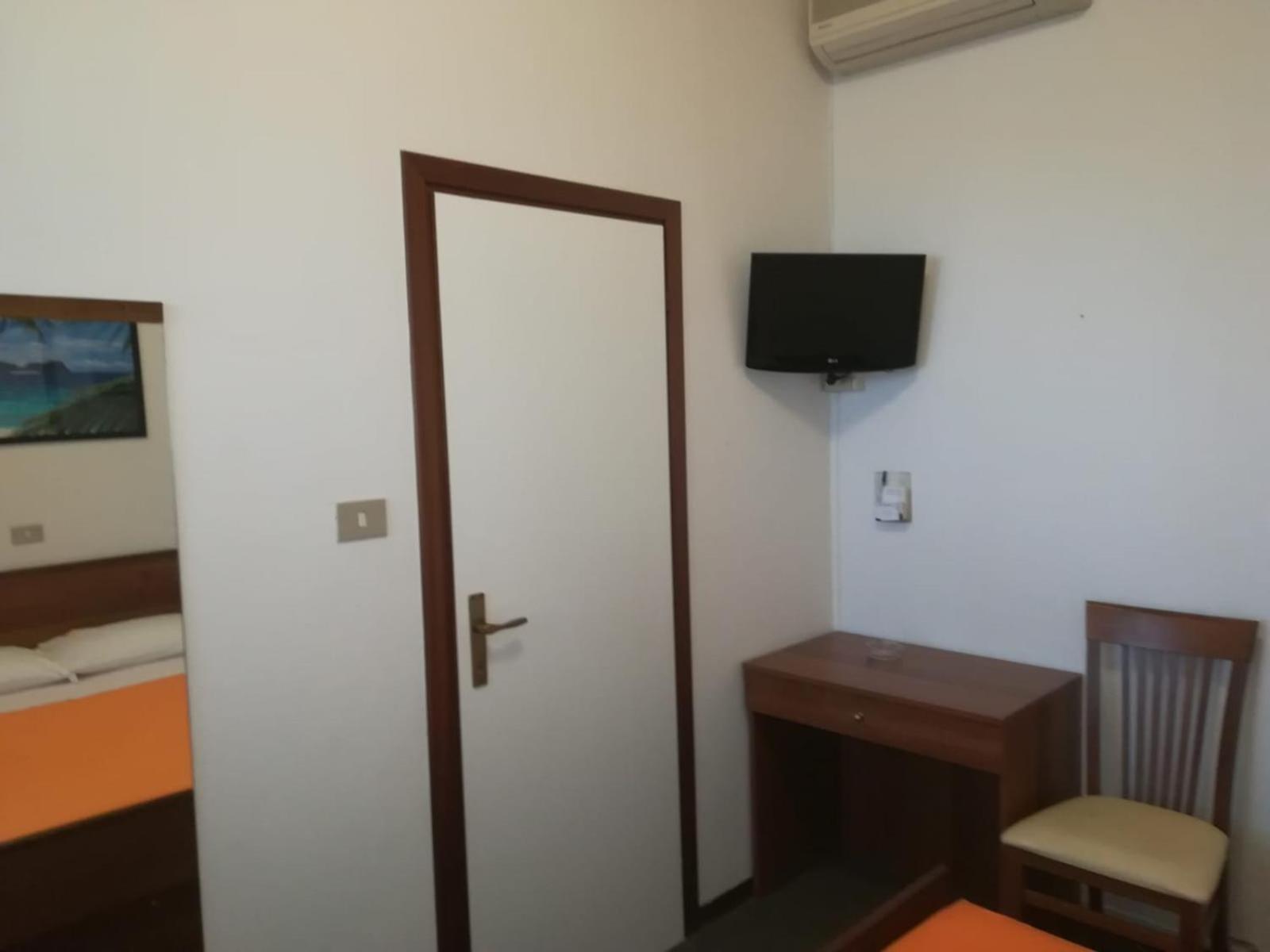 Double Room - Photo 19