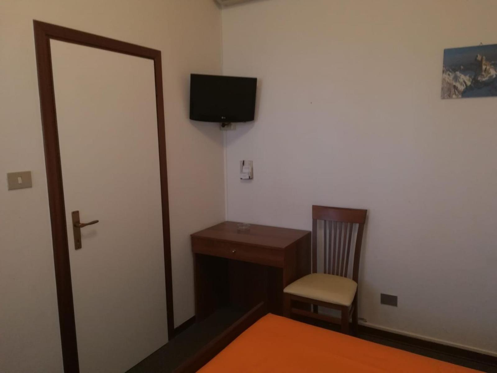 Double Room - Photo 25