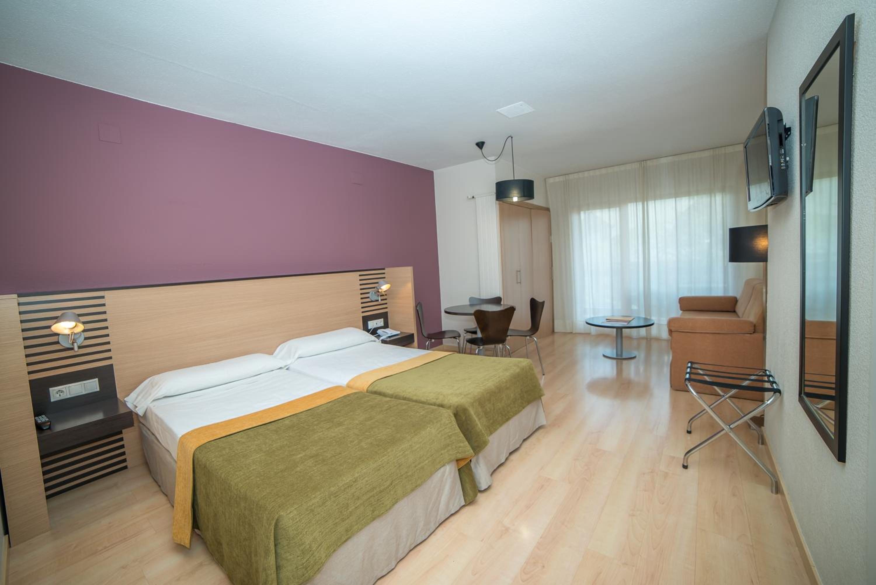 Twin Room with Kitchenette - Photo 2