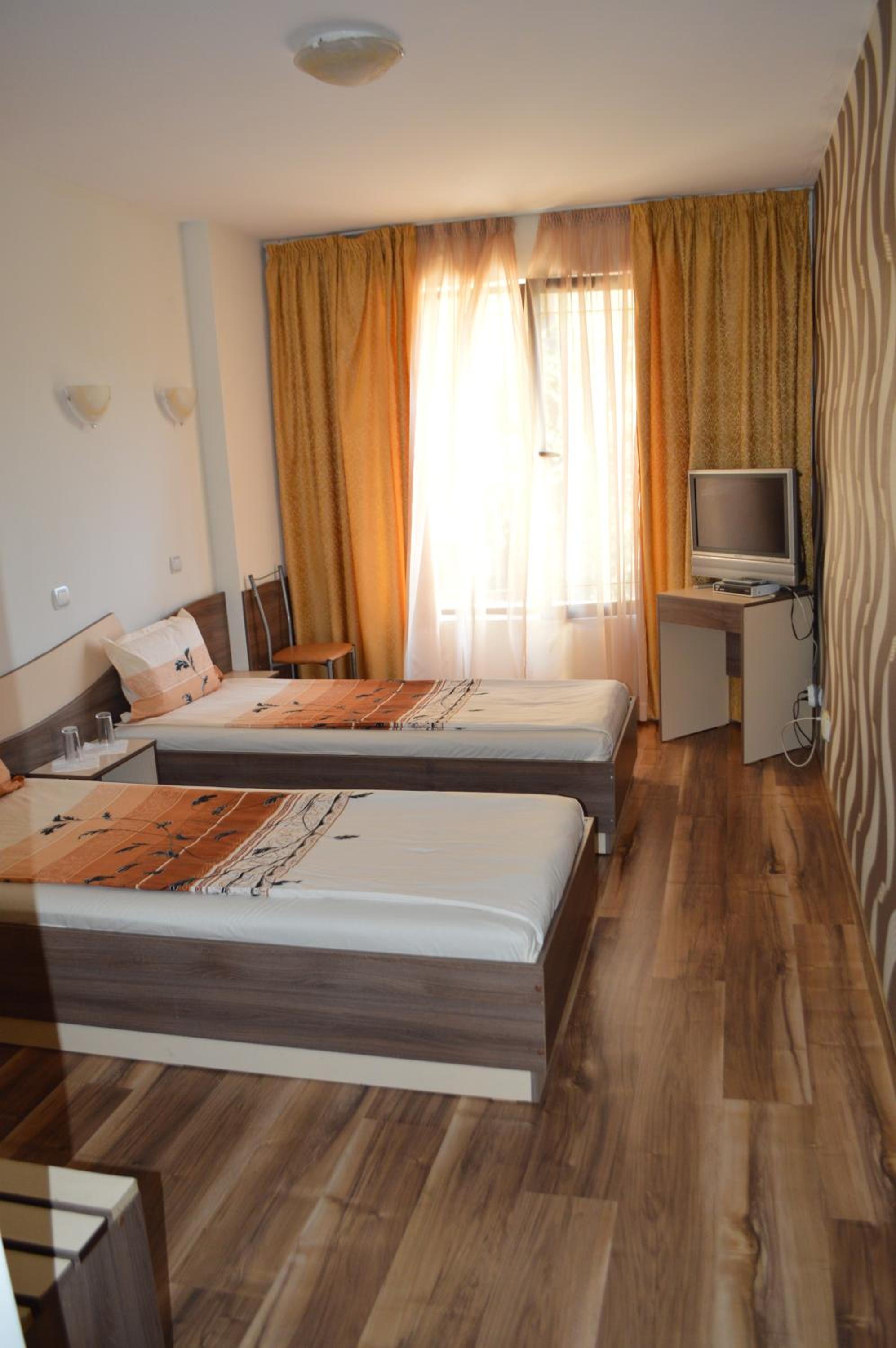 Double or Twin Room with Private Bathroom photo 3