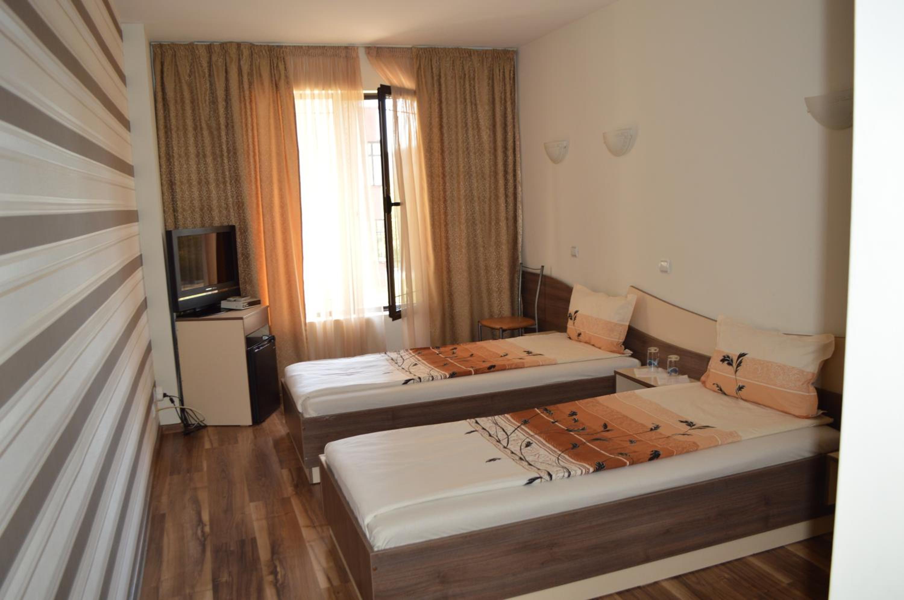 Double or Twin Room with Private Bathroom photo 2