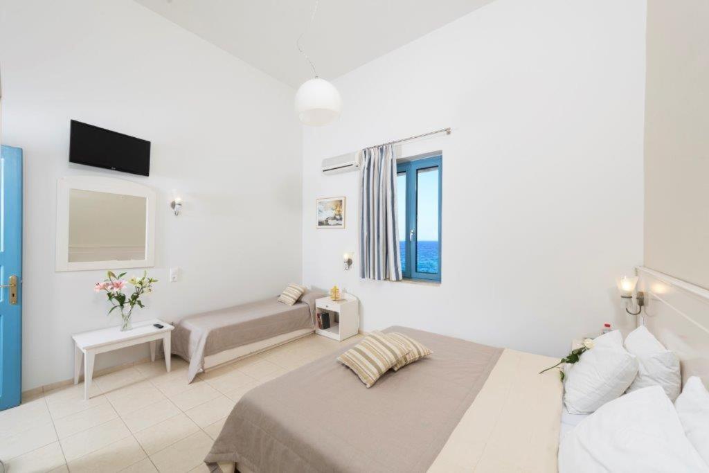 Deluxe Suite with Sea View - Photo 4