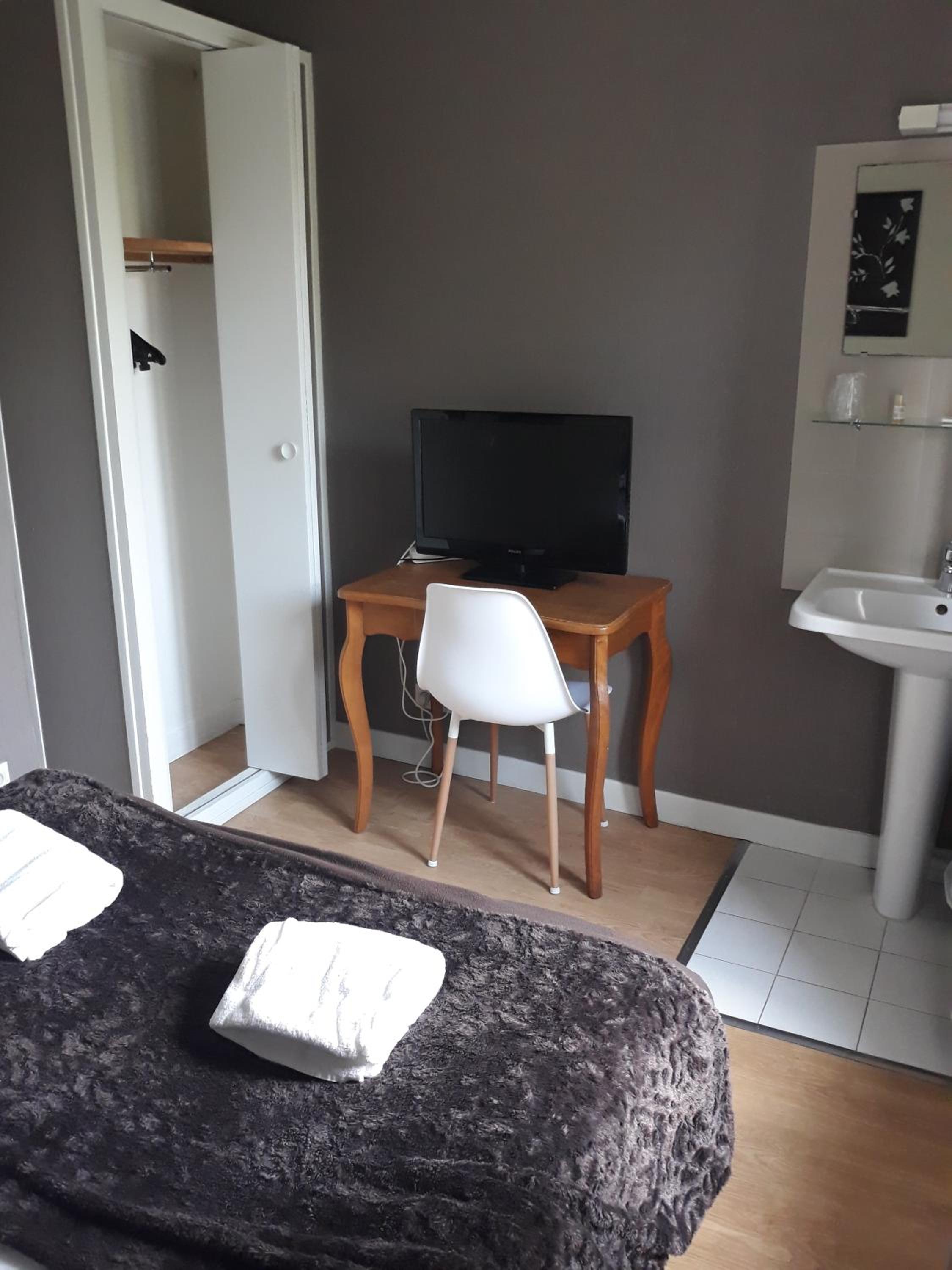 Double Room with Private Shower and Toilet on the Landing photo 1