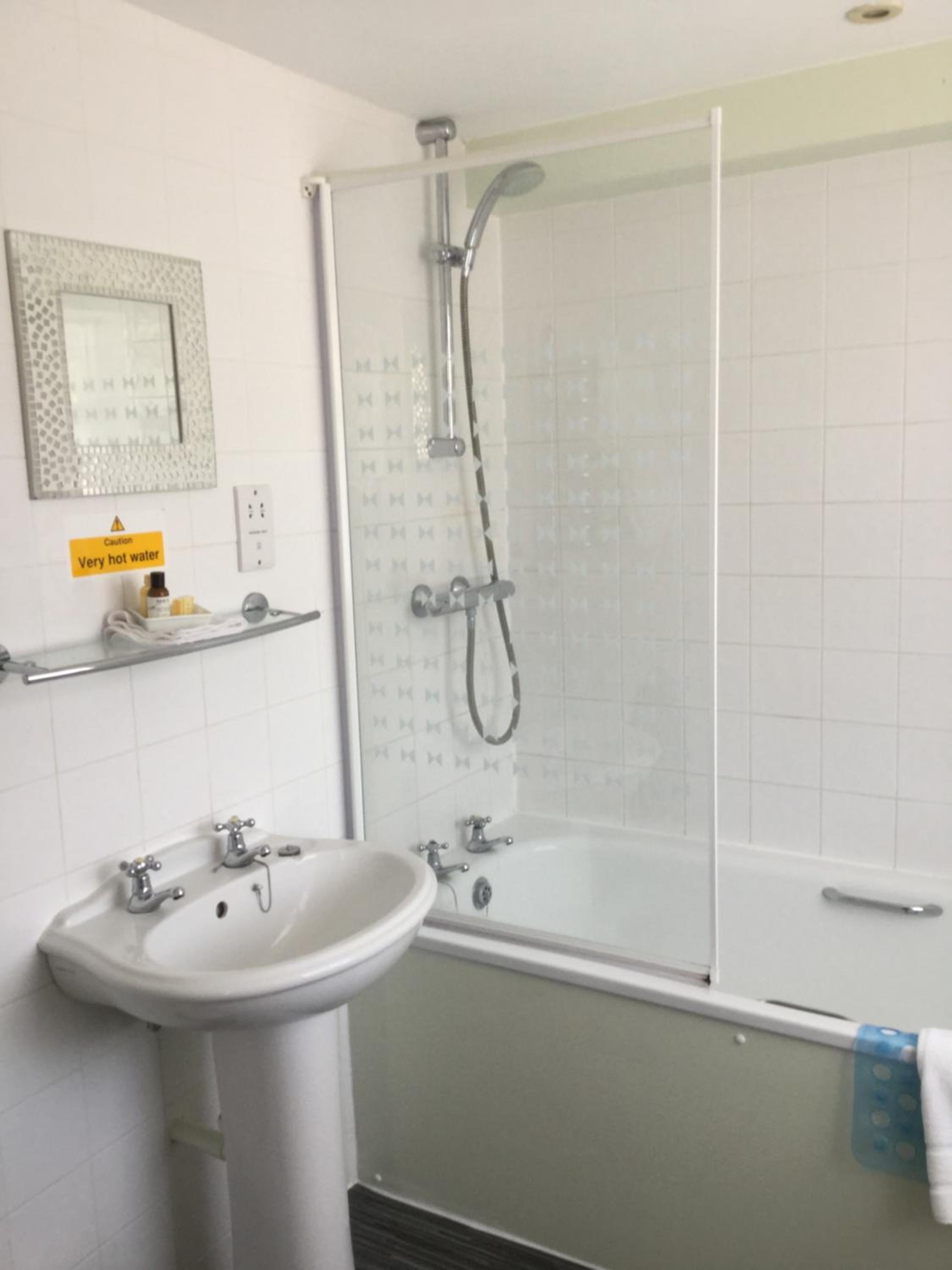 Twin Room with Bath photo 3