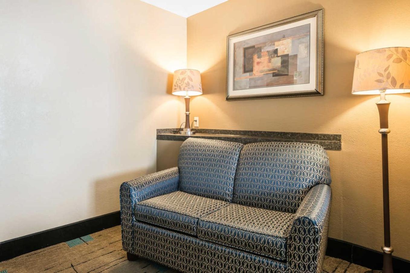 Queen Suite - Photo 3