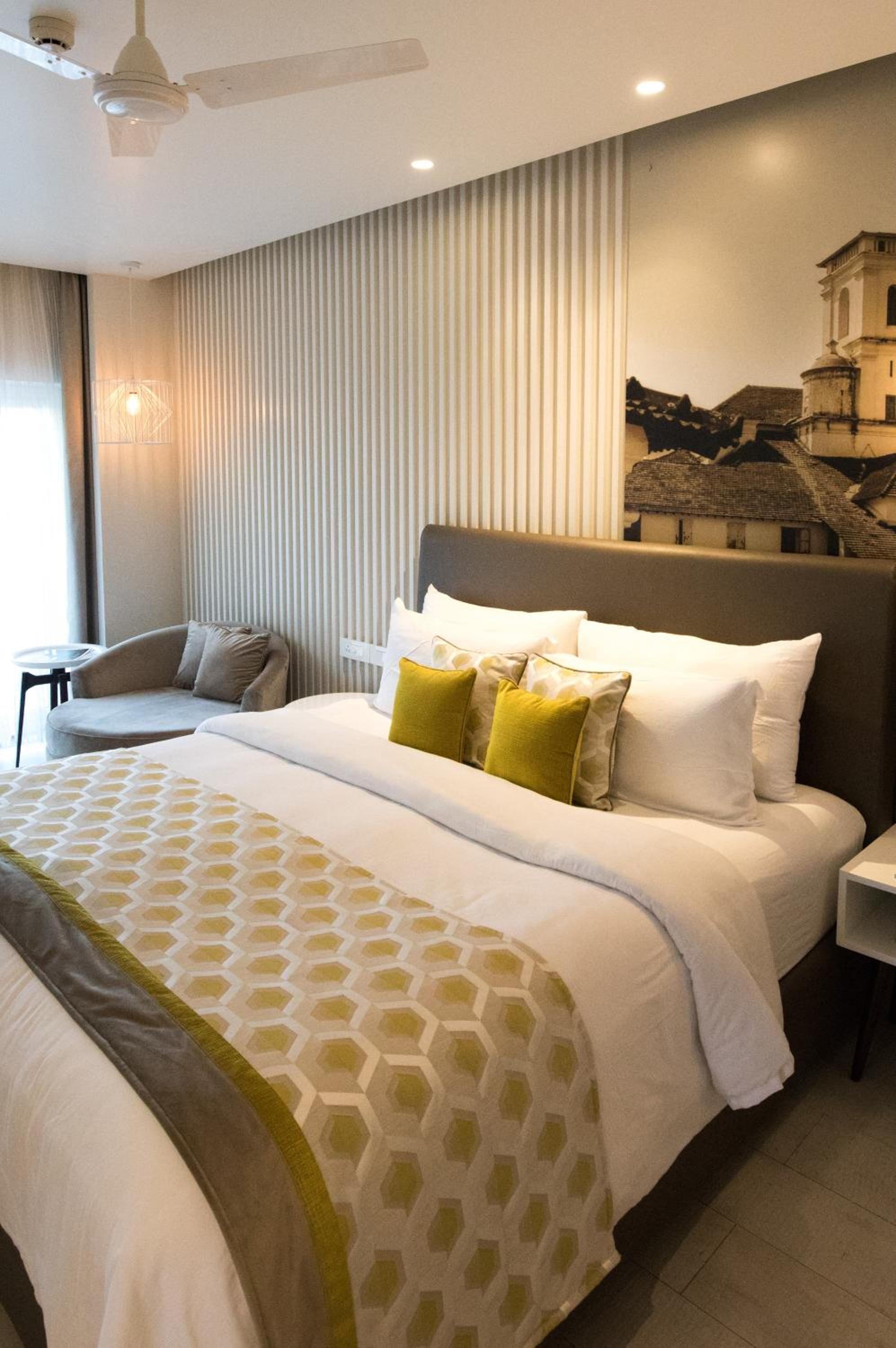 Deluxe Double Room with Balcony - Buy 1 Get 1 Free happy hour on alcoholic beverages across all brands + Complimentary 2-pint beers on arrival - Photo 1