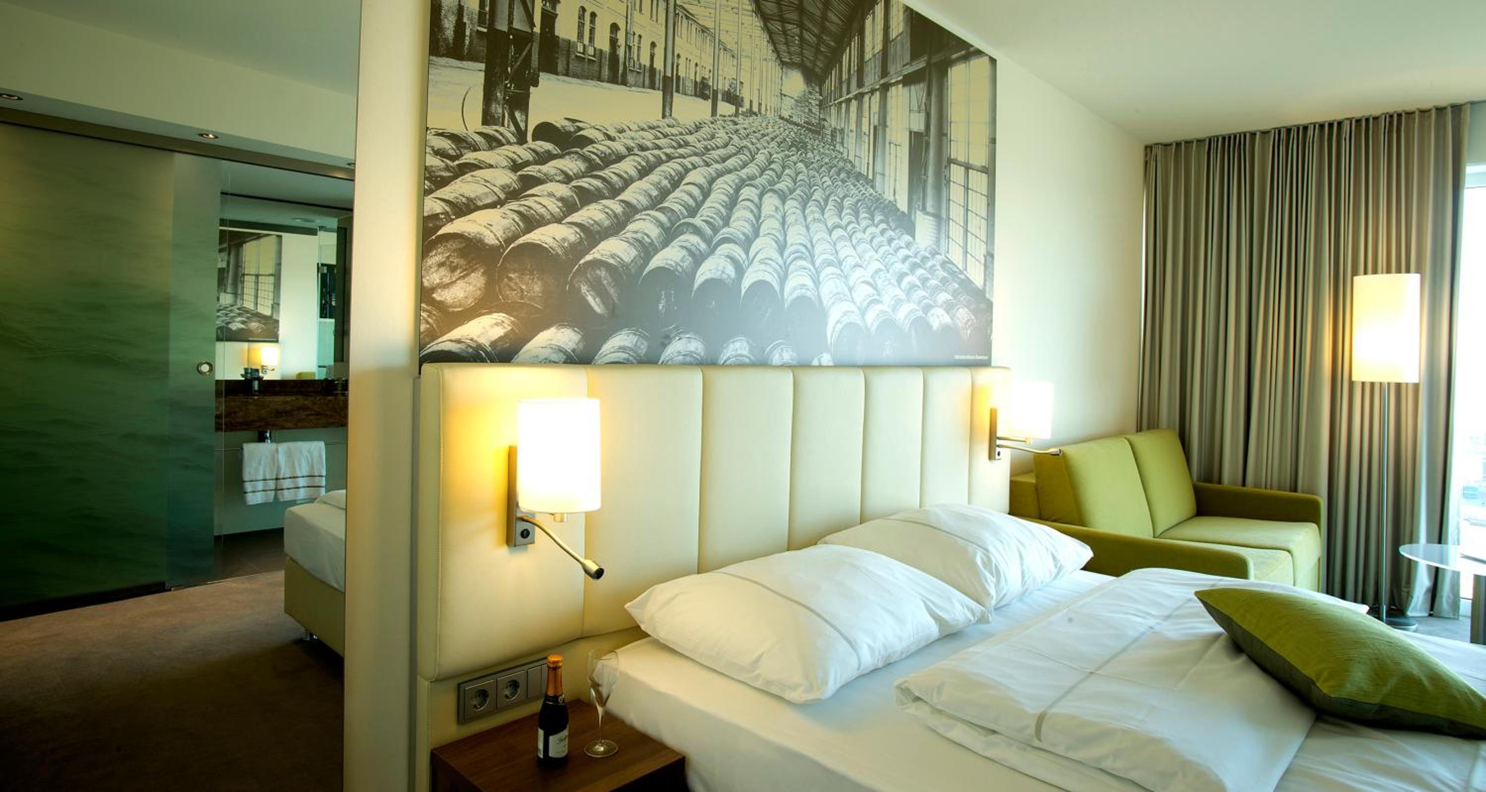 Family Queen Room with Sofa Bed and Harbor View photo 2
