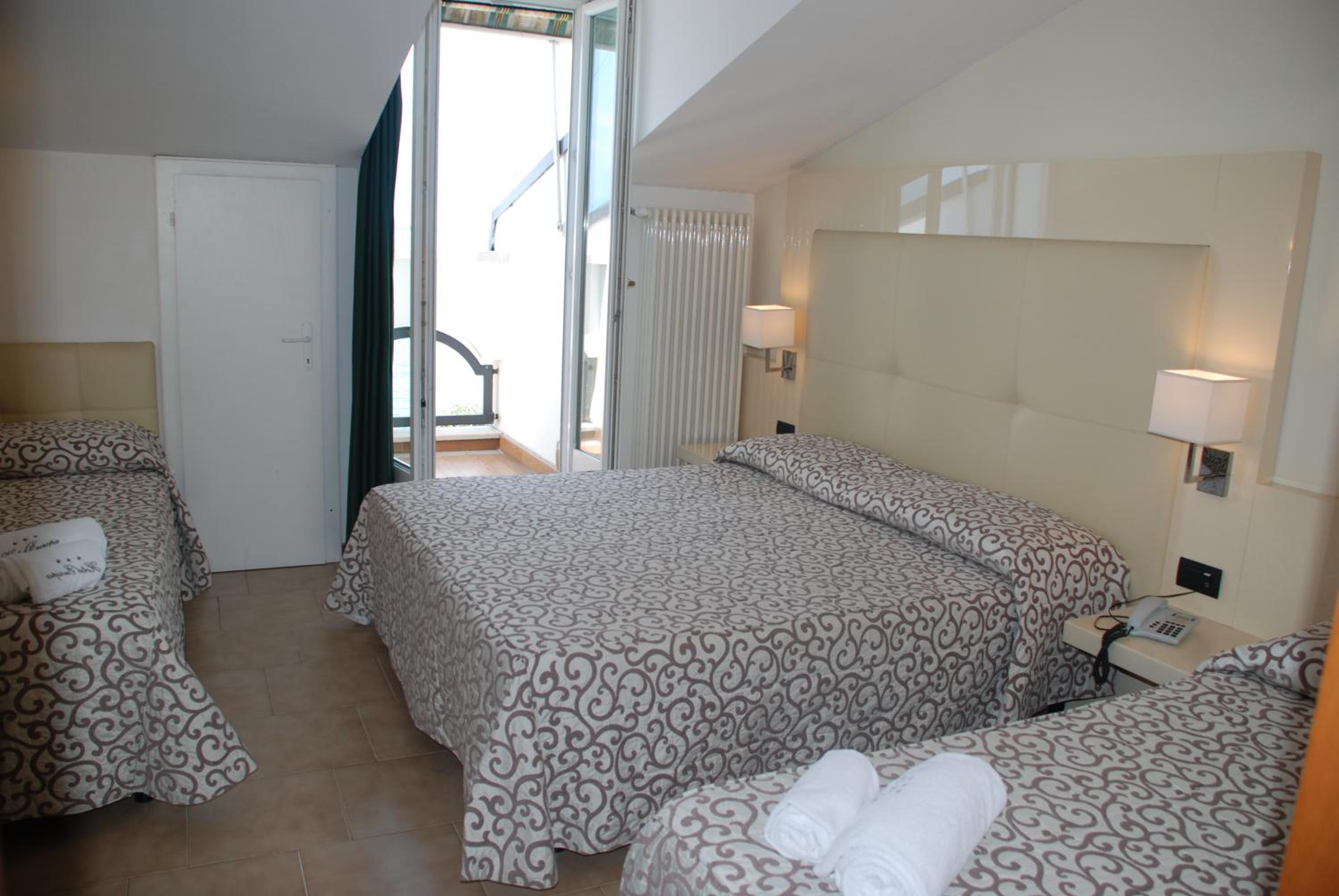 Quadruple Room with Lake View - Photo 1