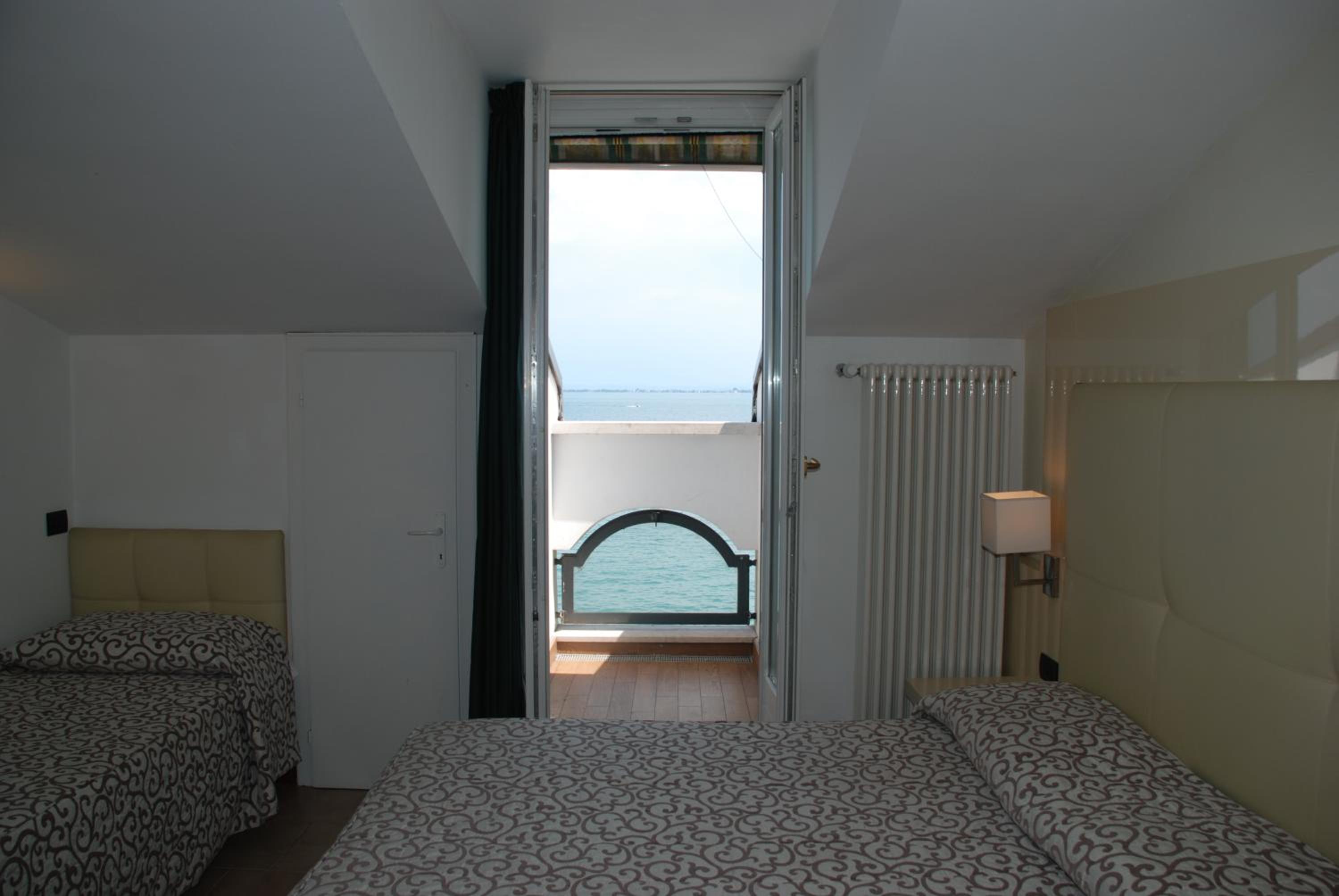 Quadruple Room with Lake View - Photo 2