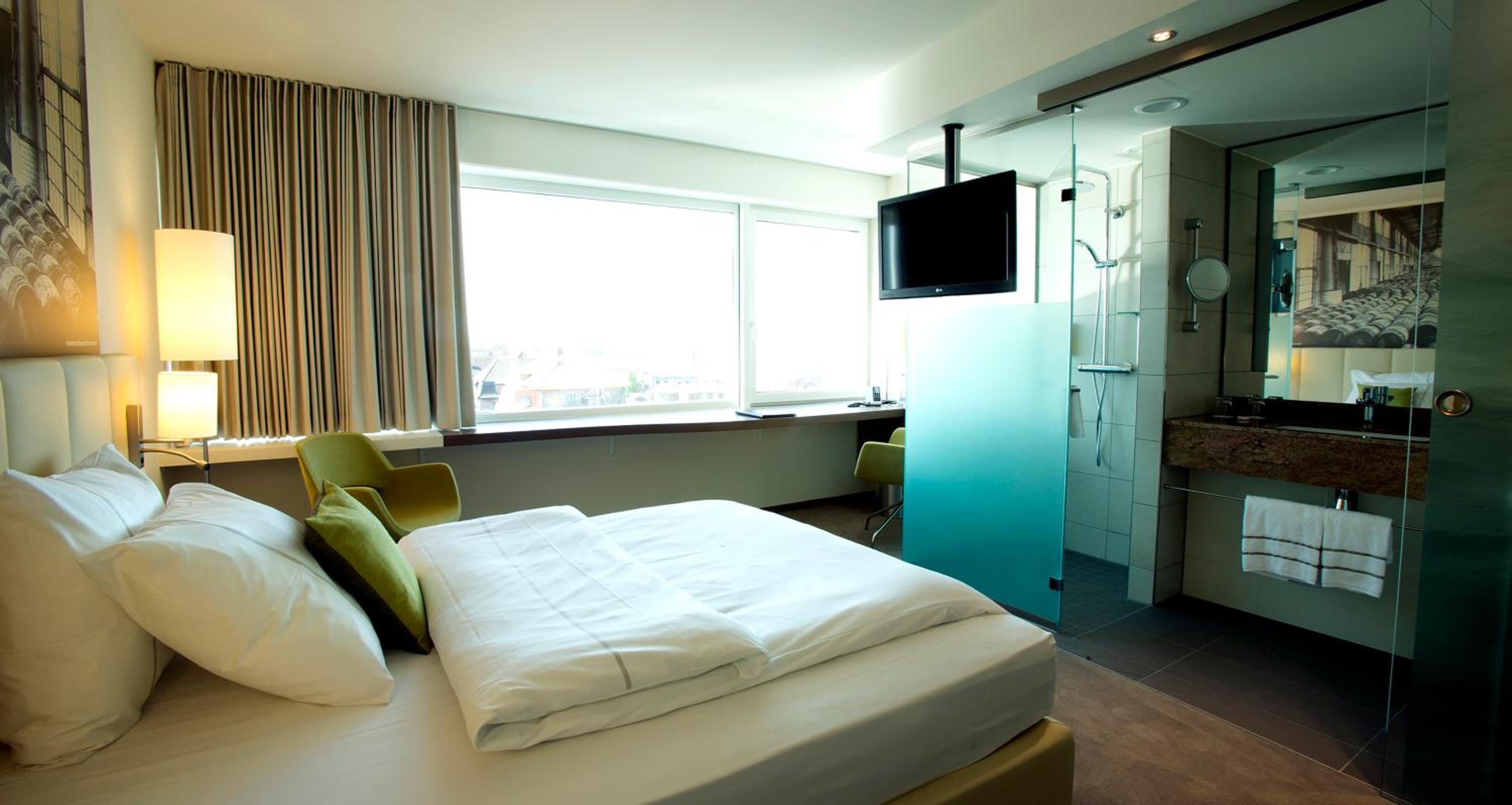 Business Queen Room with One Queen Bed photo 1