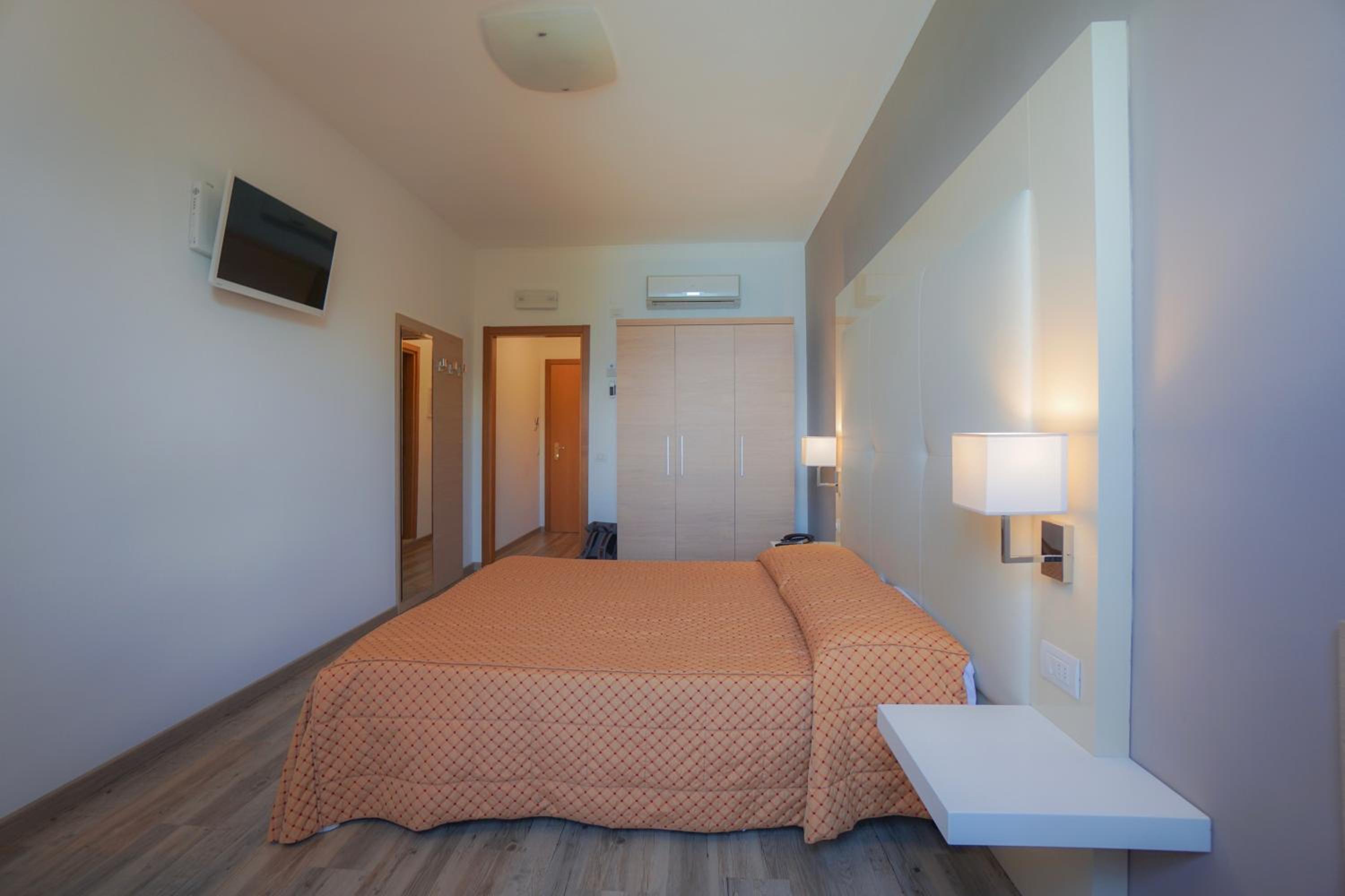 Double Room - Photo 9
