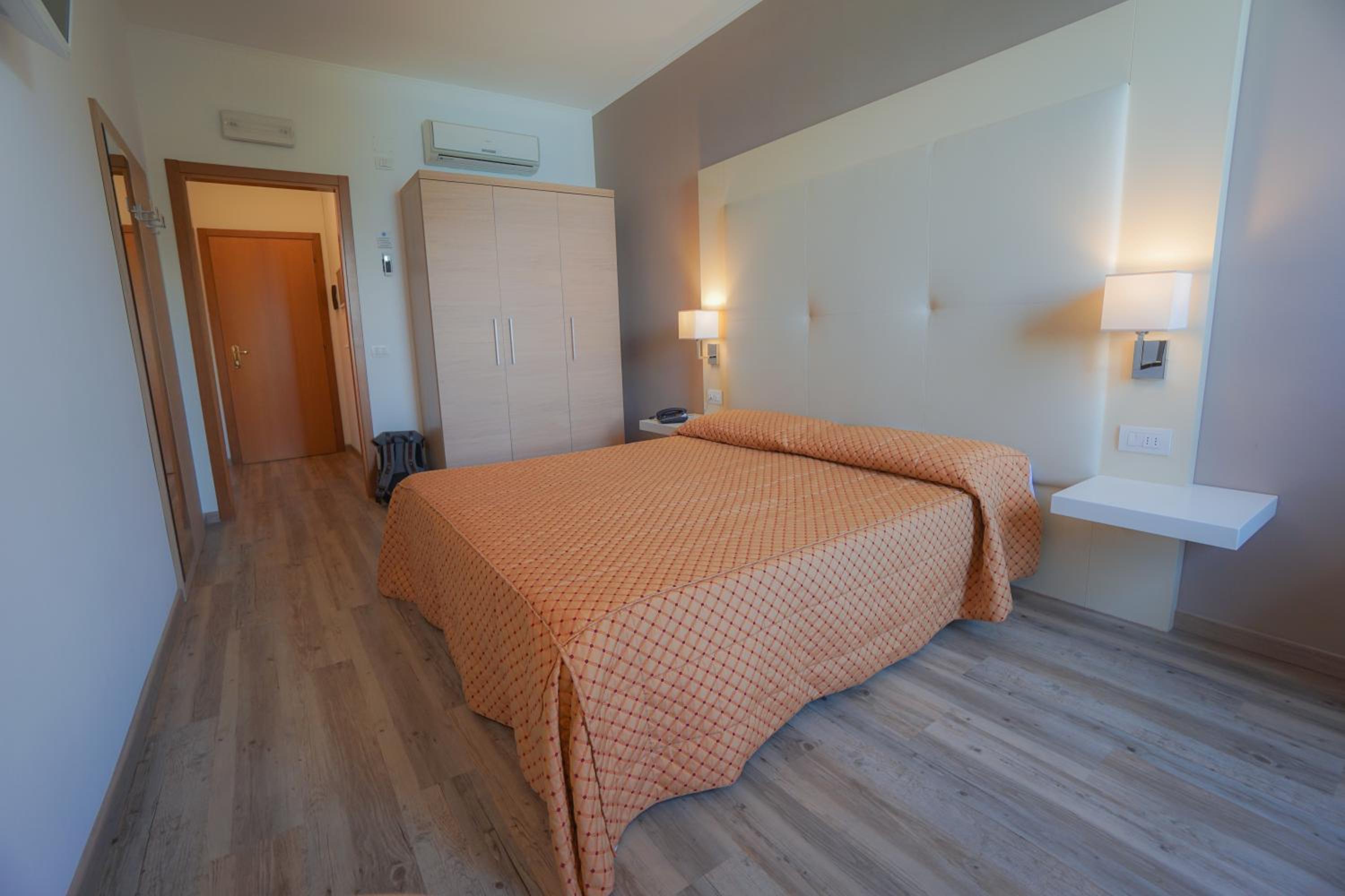 Double Room - Photo 11