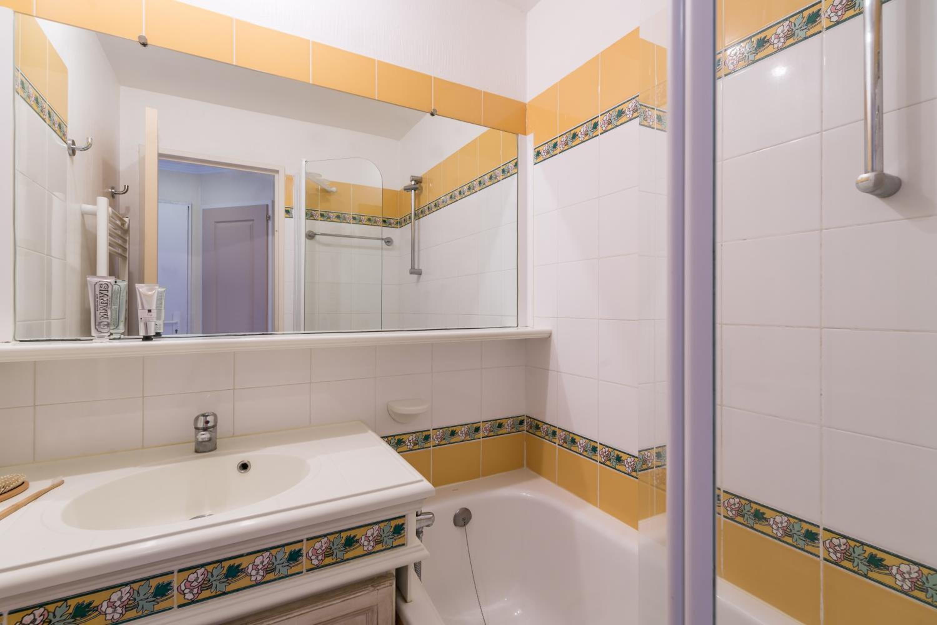 One-Bedroom Apartment with Air Conditioning and Terrace or Balcony (4 People)