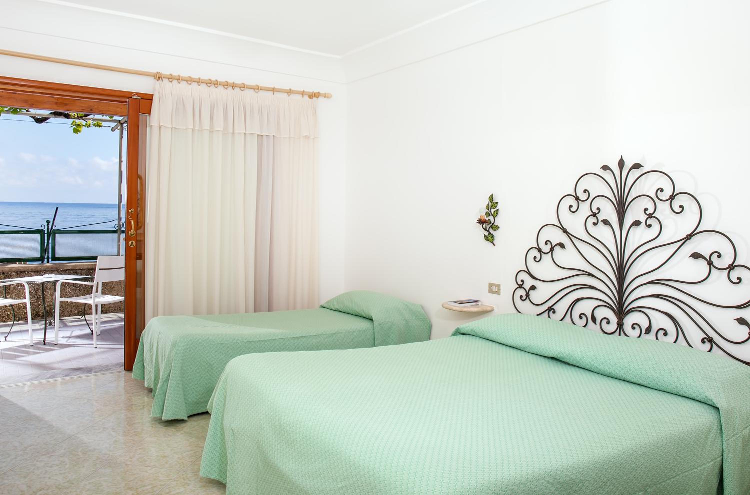 Standard Double Room with Sea View - Photo 8