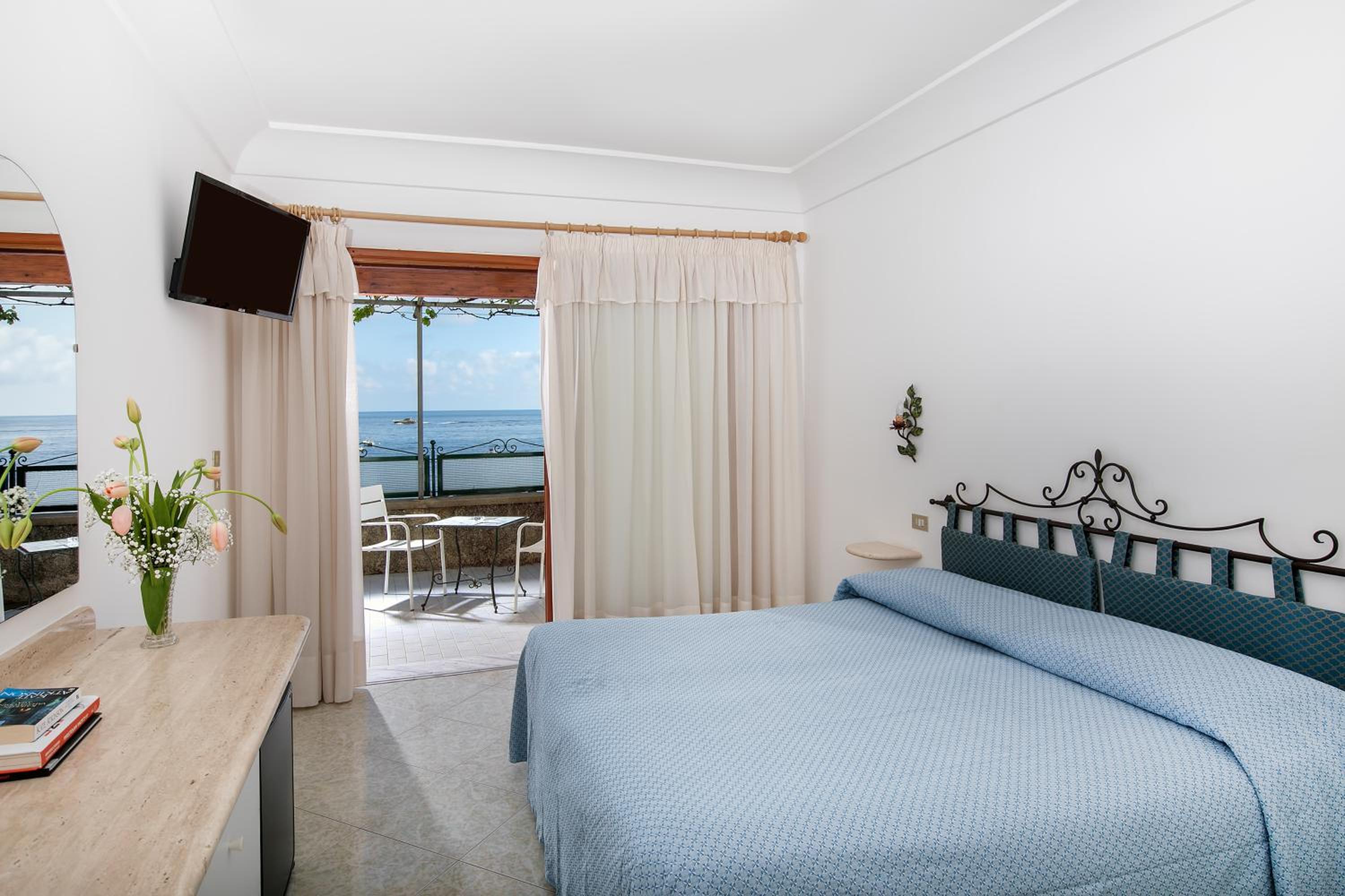Standard Double Room with Sea View - Photo 11