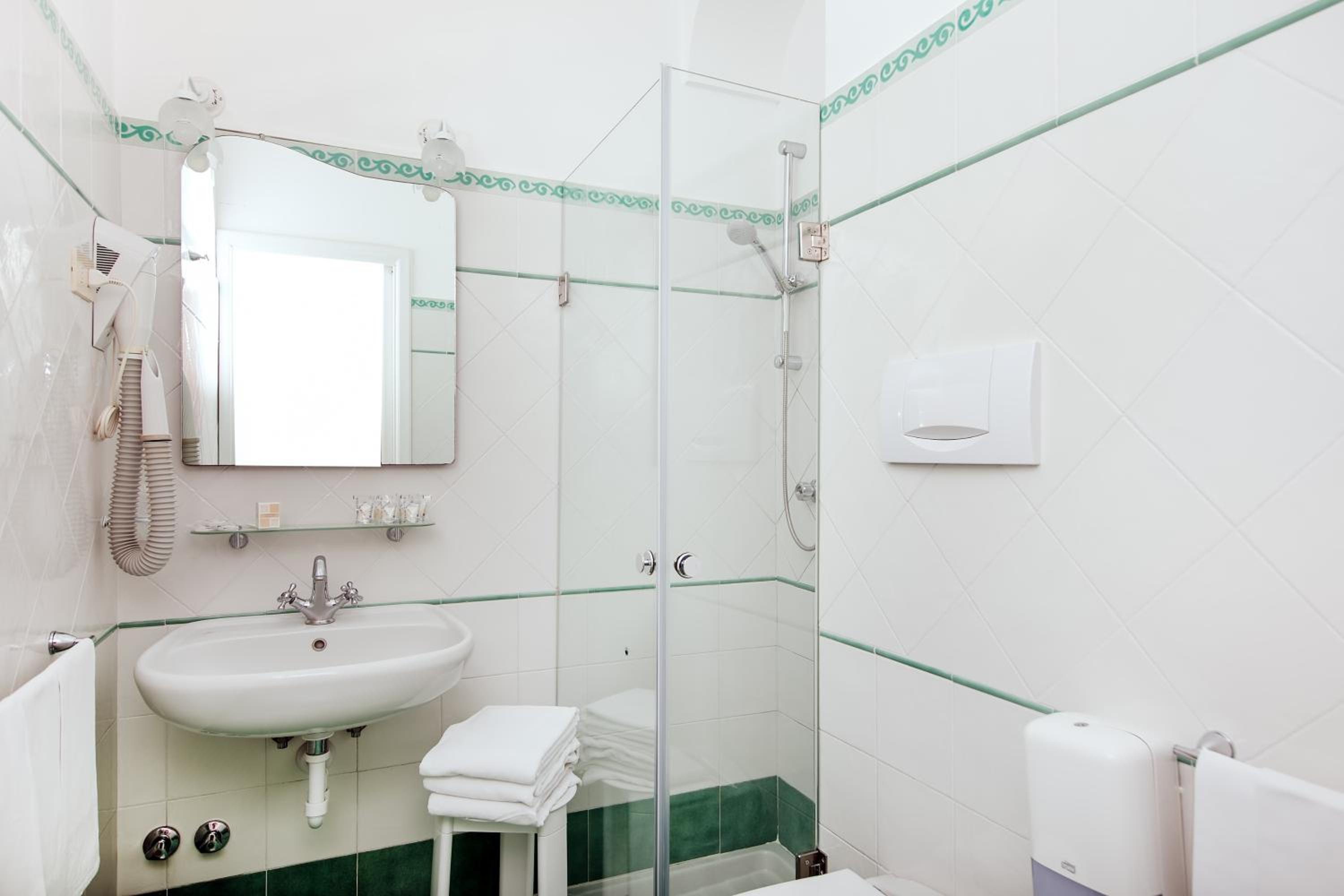 Standard Double Room with Sea View - Photo 3