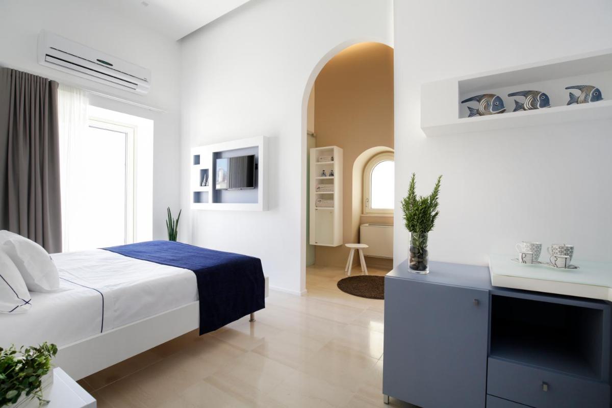 Deluxe Double Room with Balcony photo 3